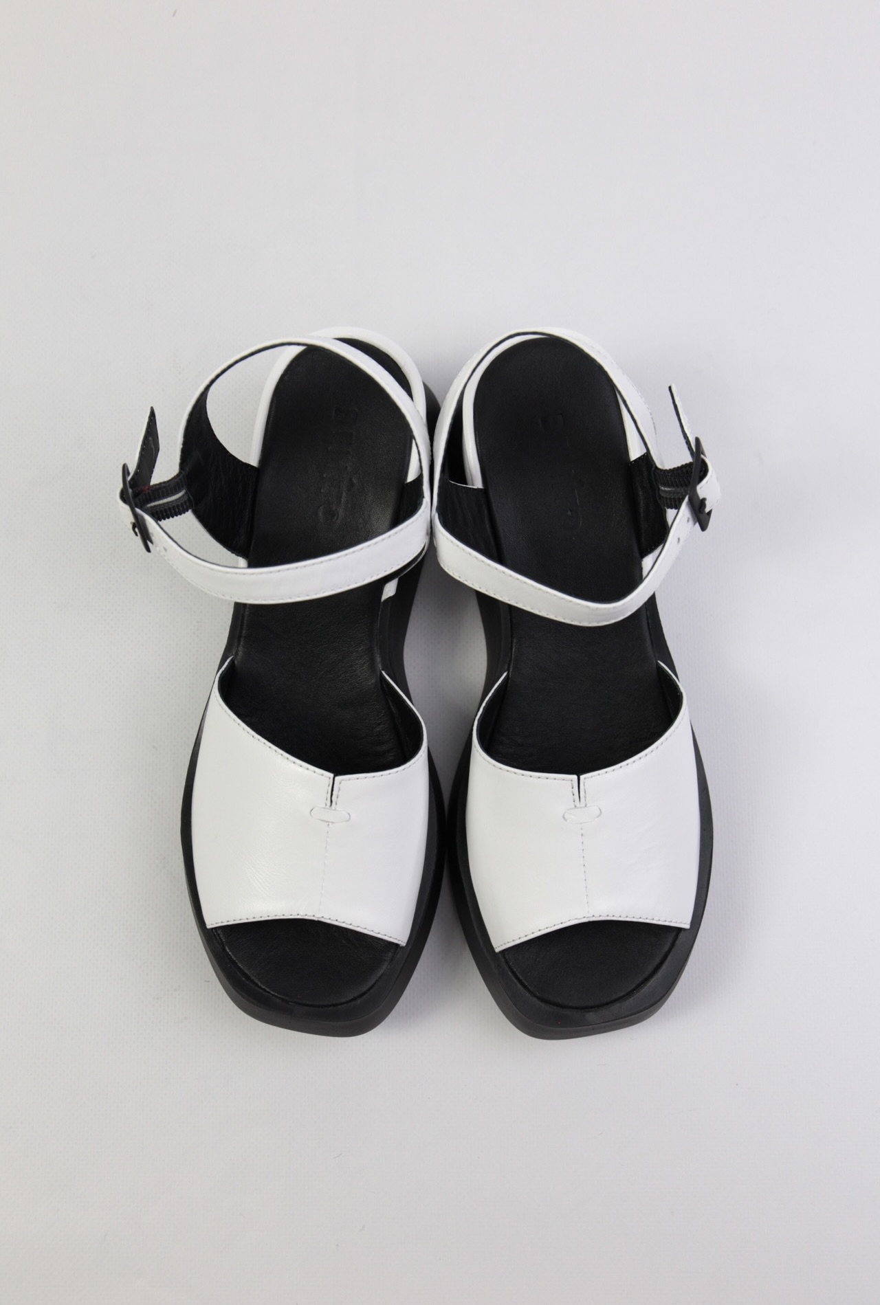 картинка Босоножки кожаные Benito от магазина Pratik