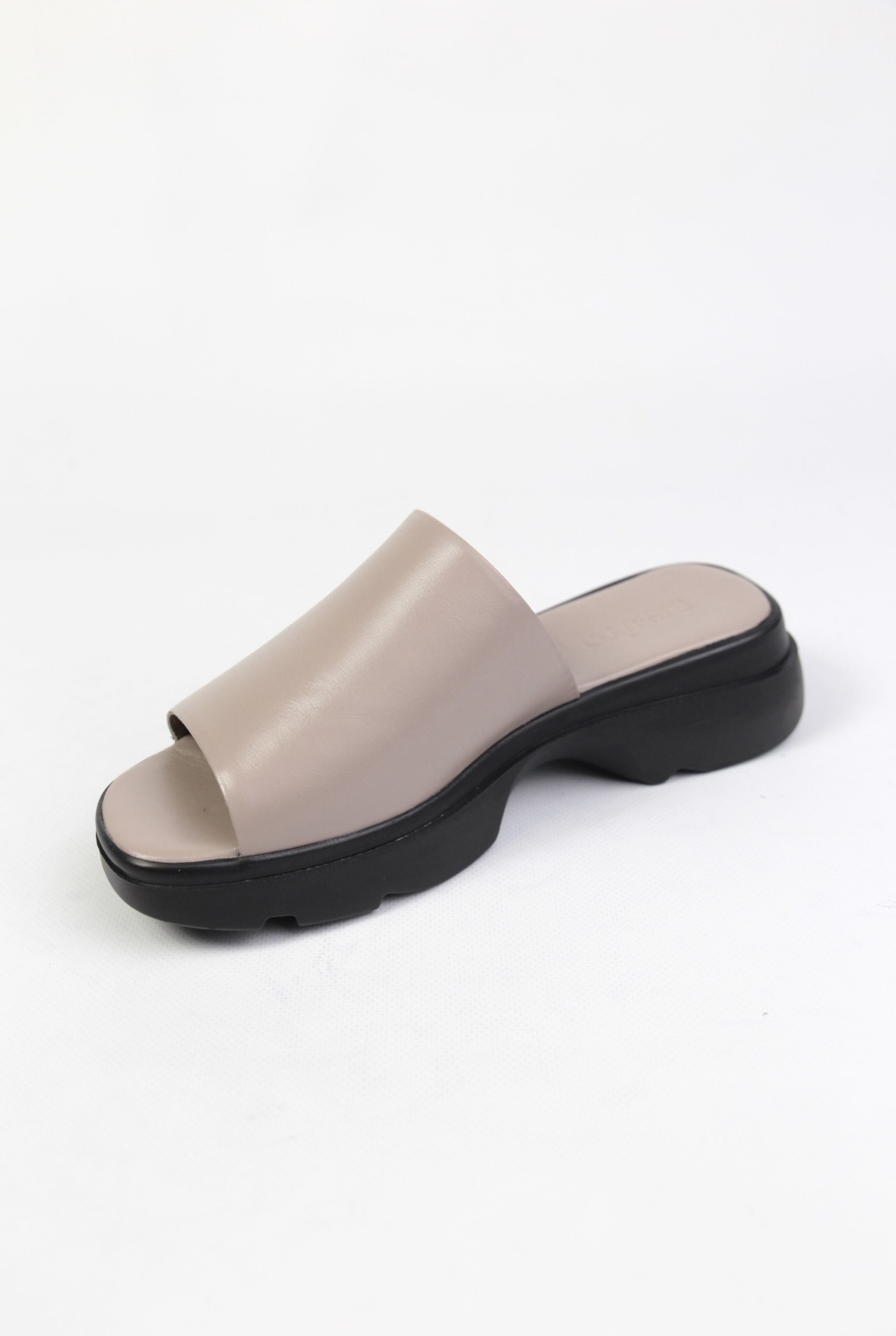 картинка Шлепанцы кожаные Benito от магазина Pratik