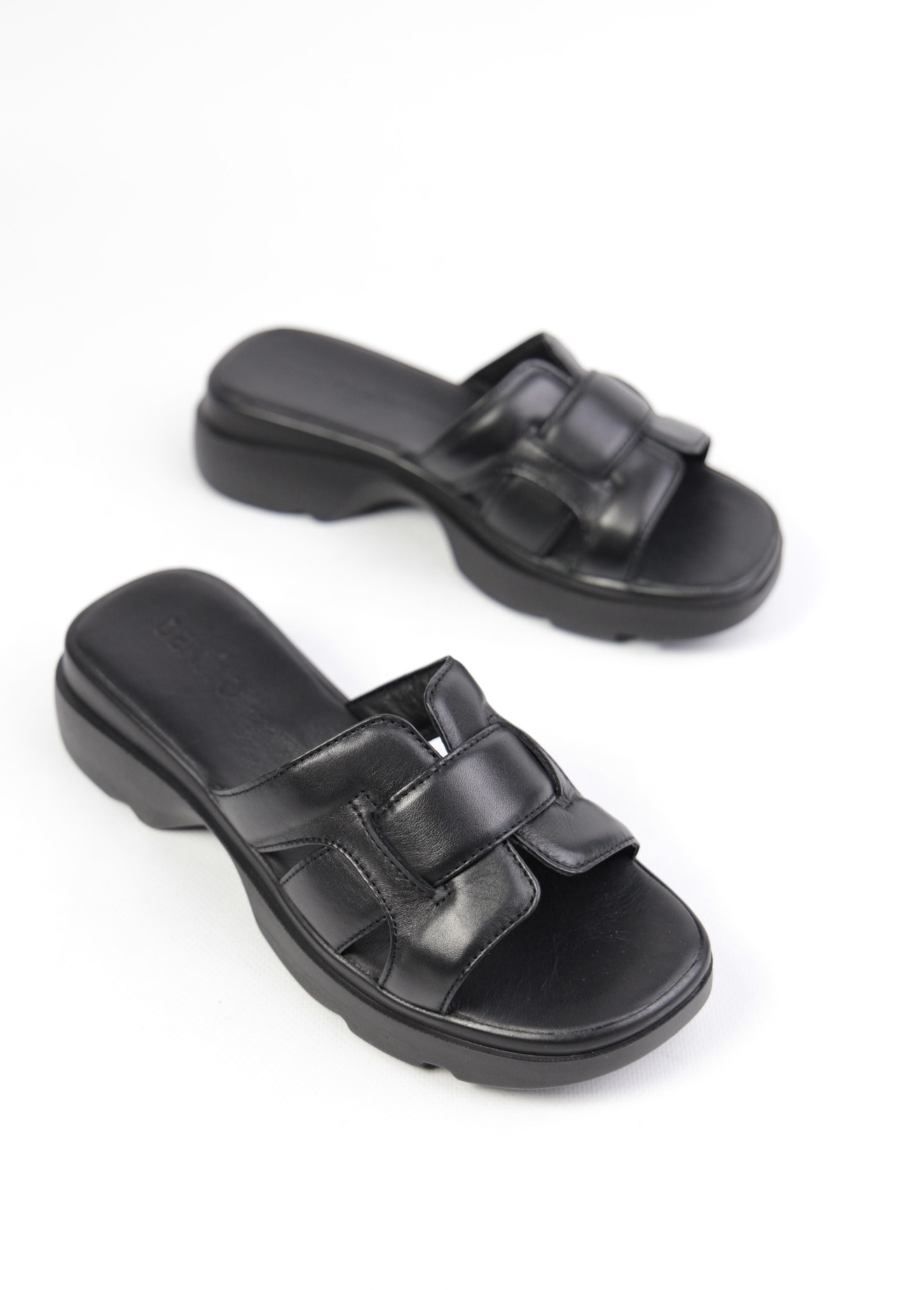 картинка Шлепанцы кожаные Benito от магазина Pratik