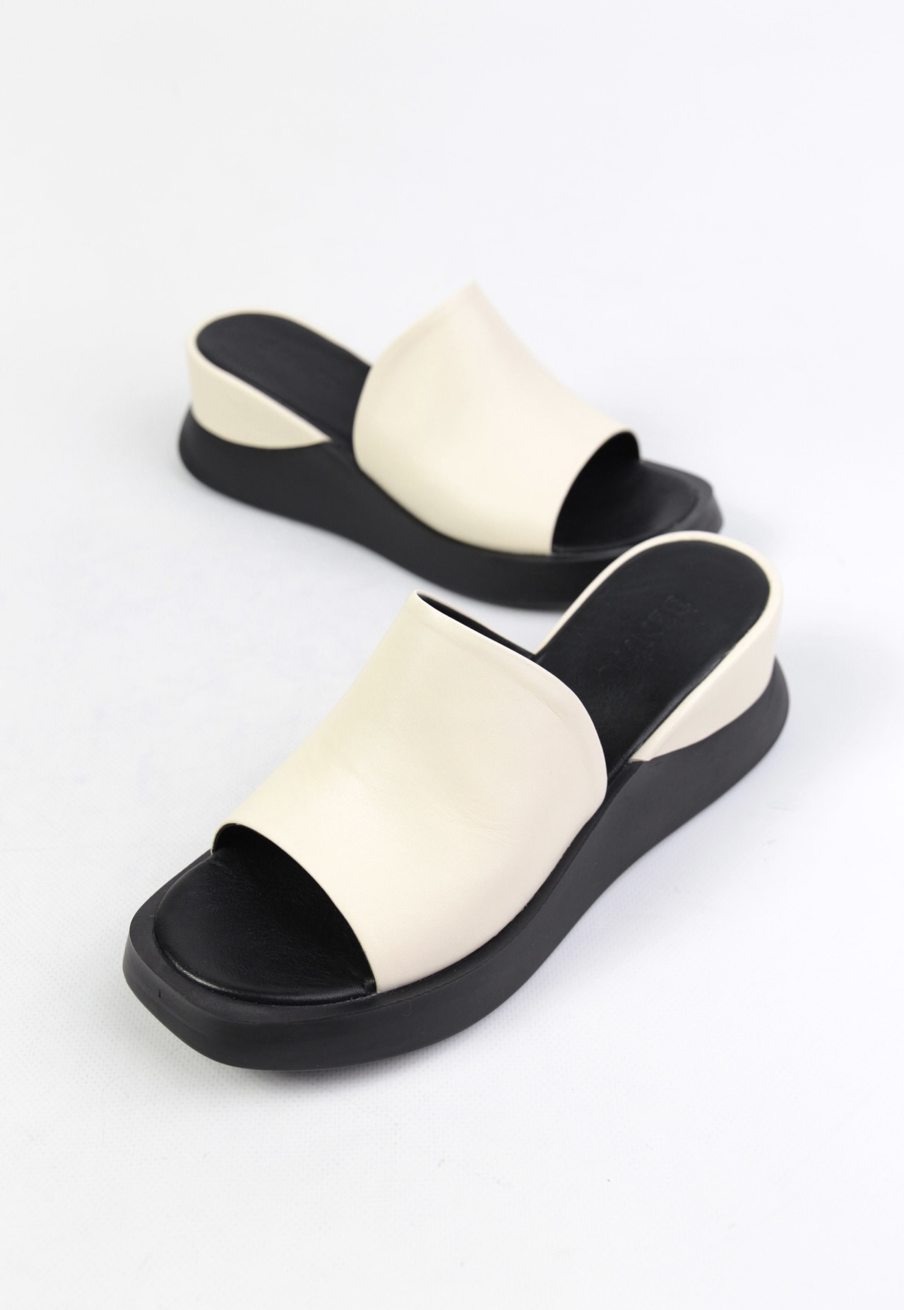 картинка Шлепанцы кожаные Benito от магазина Pratik