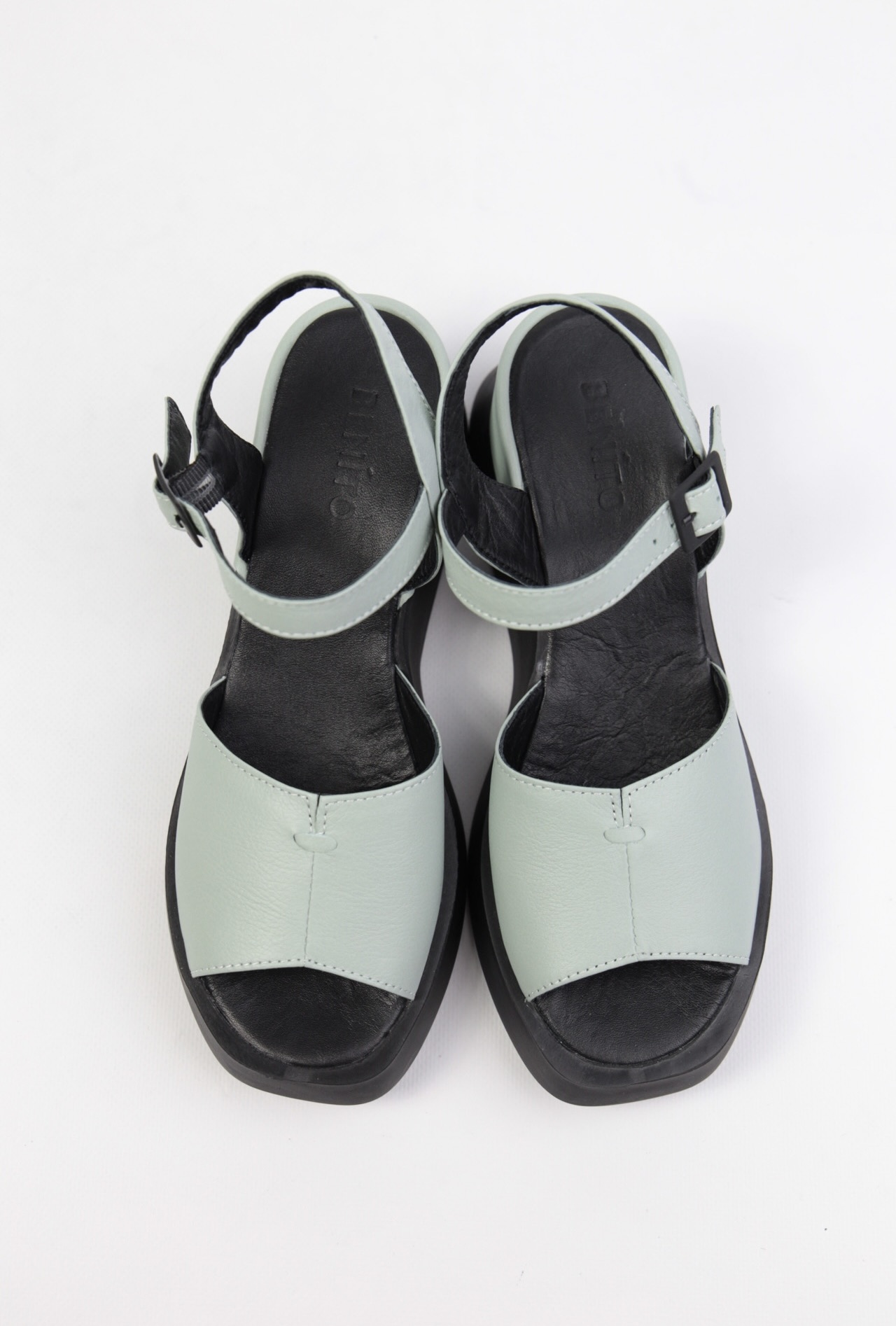 картинка Босоножки кожаные Benito от магазина Pratik