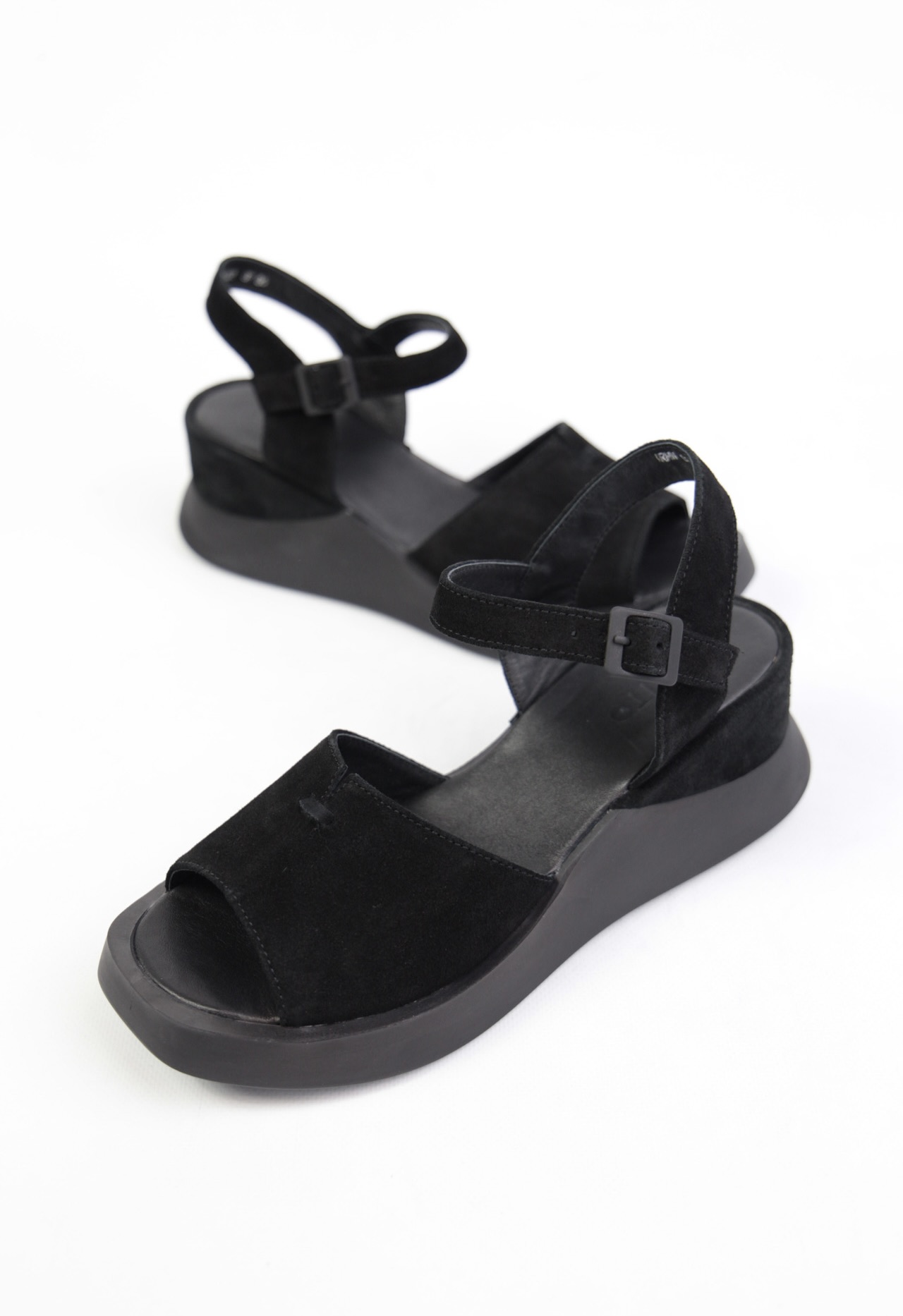 картинка Босоножки замшевые Benito от магазина Pratik