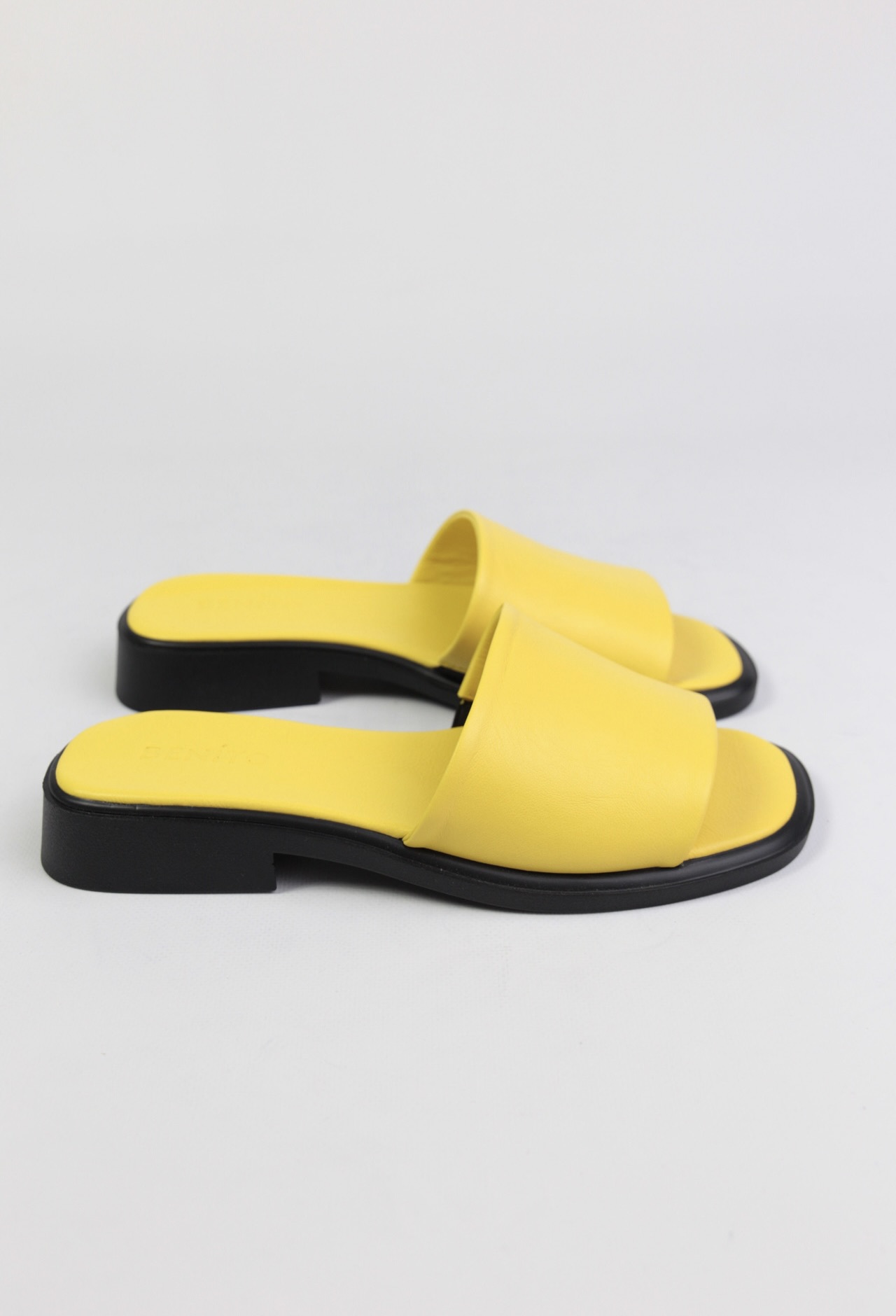 картинка Шлепанцы кожаные Benito от магазина Pratik