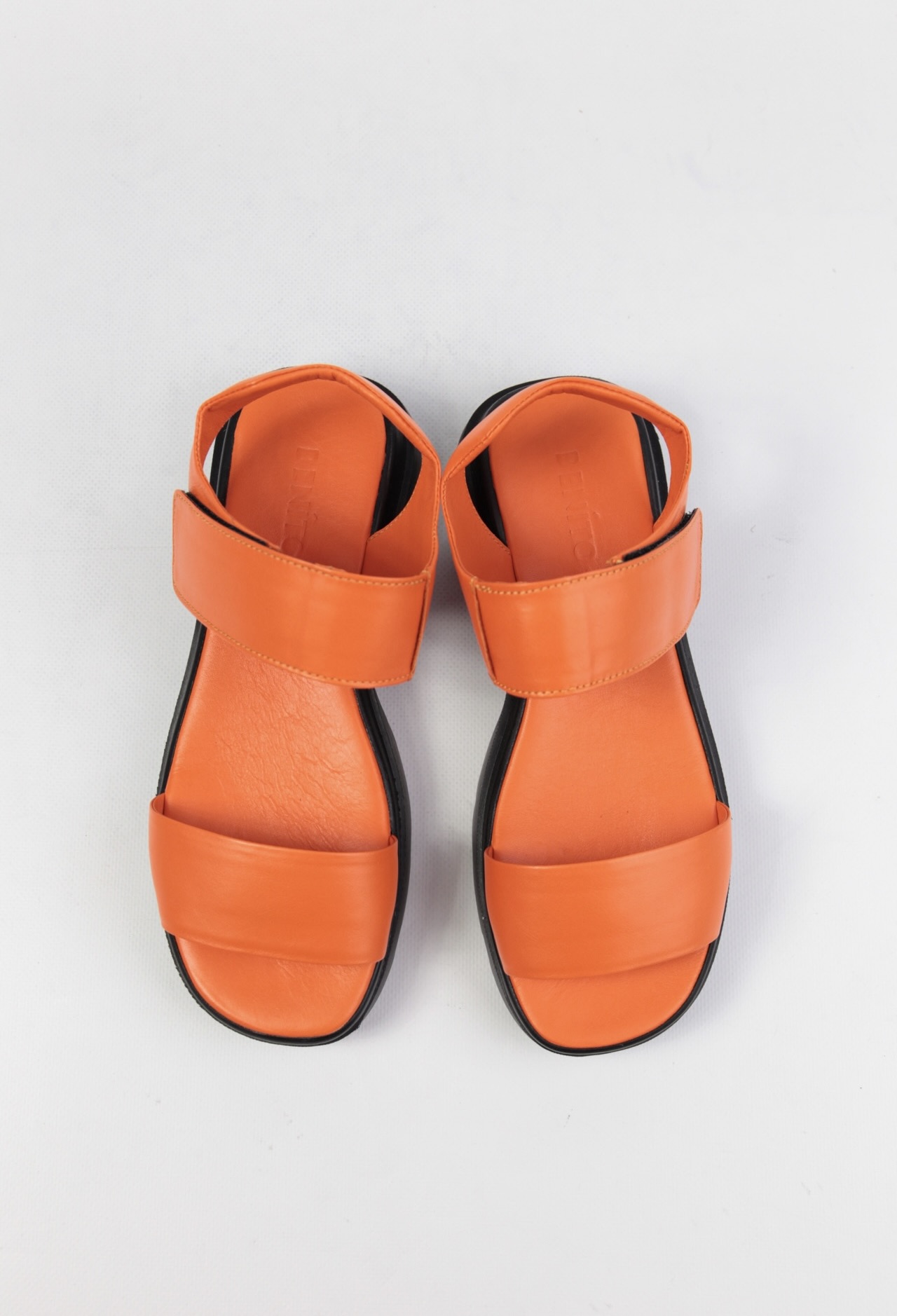 картинка Босоножки кожаные Benito от магазина Pratik