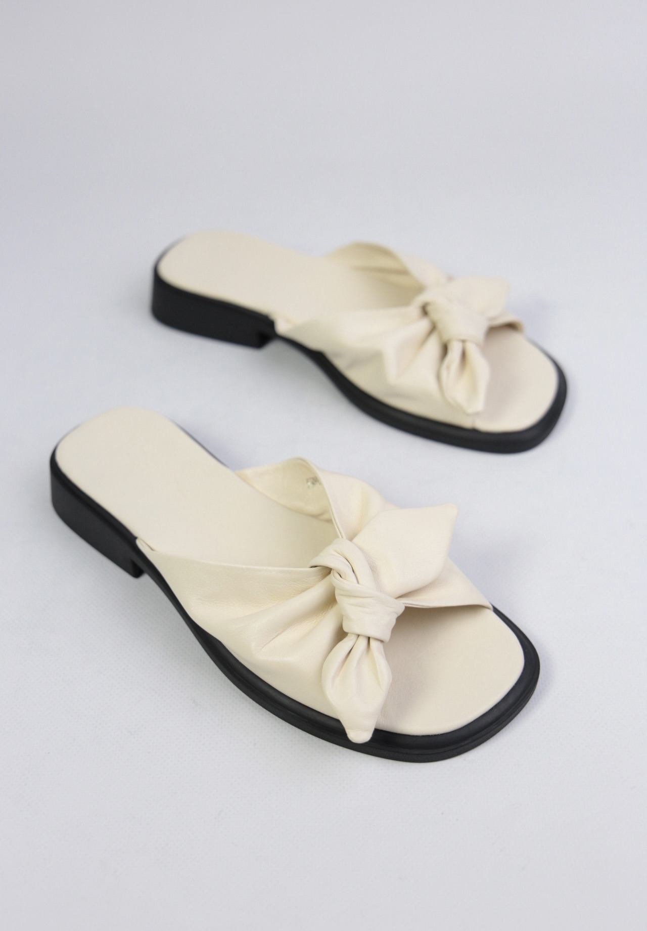 картинка Шлепанцы кожаные Benito от магазина Pratik