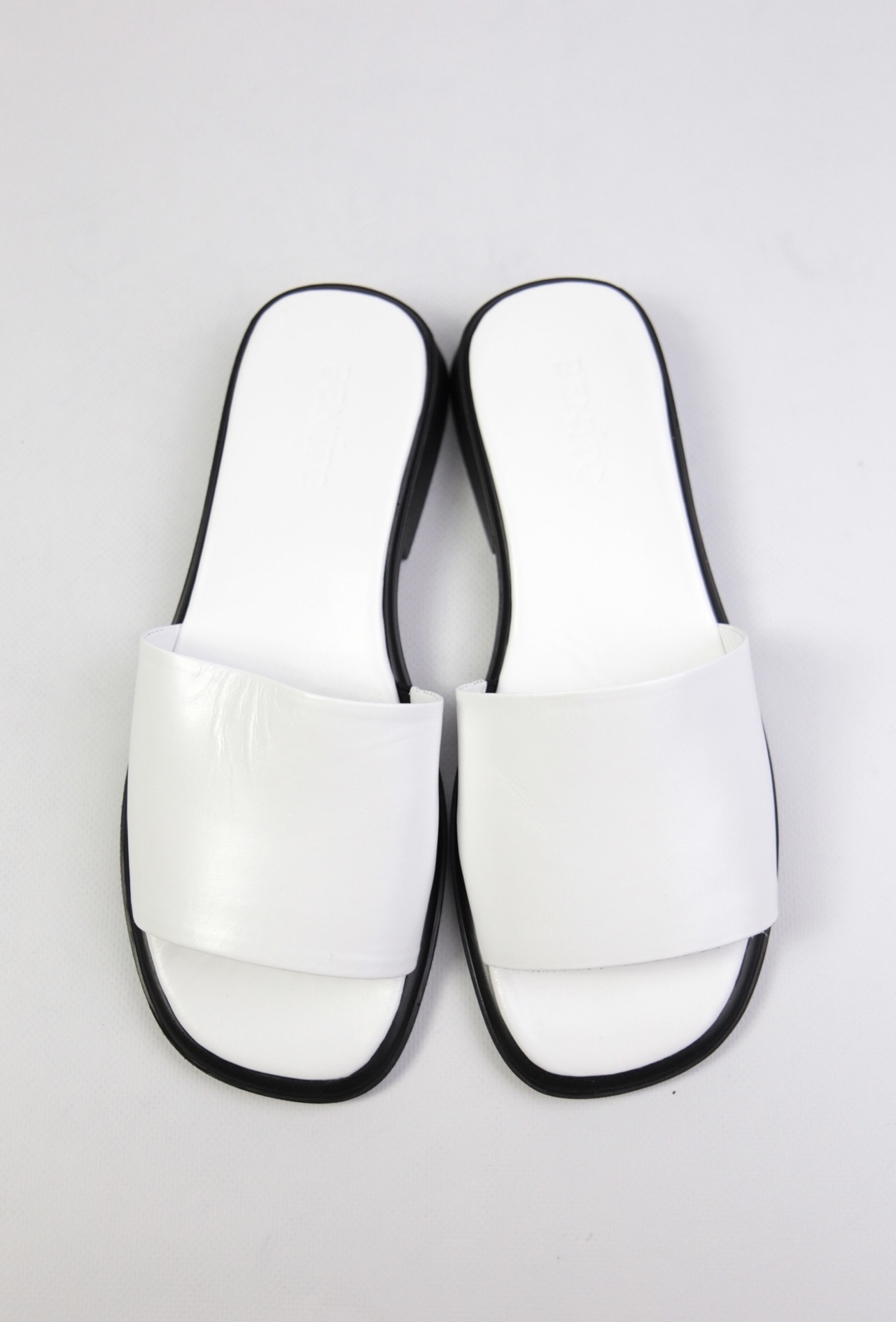 картинка Шлепанцы кожаные Benito от магазина Pratik