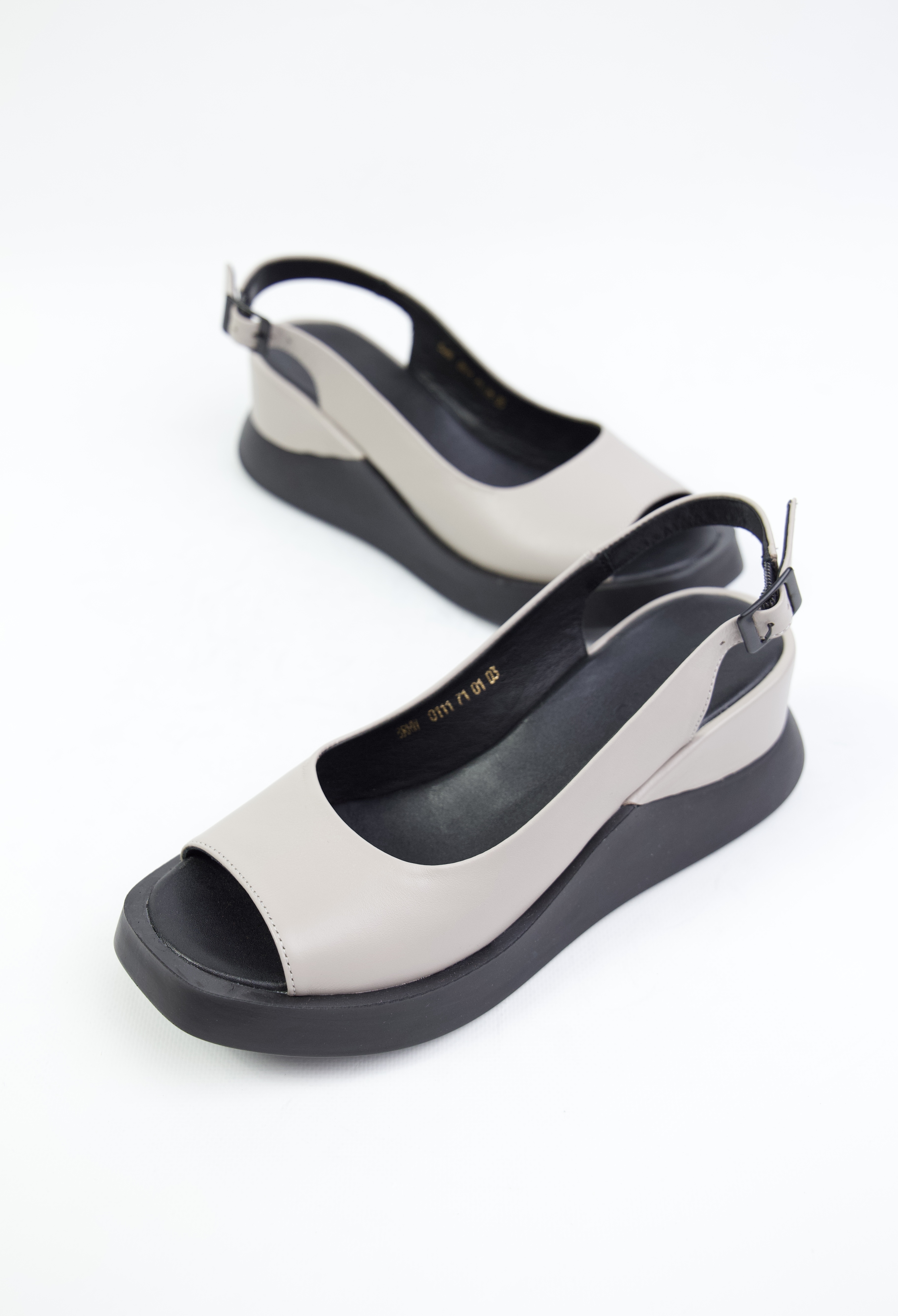 картинка Босоножки кожаные Benito от магазина Pratik