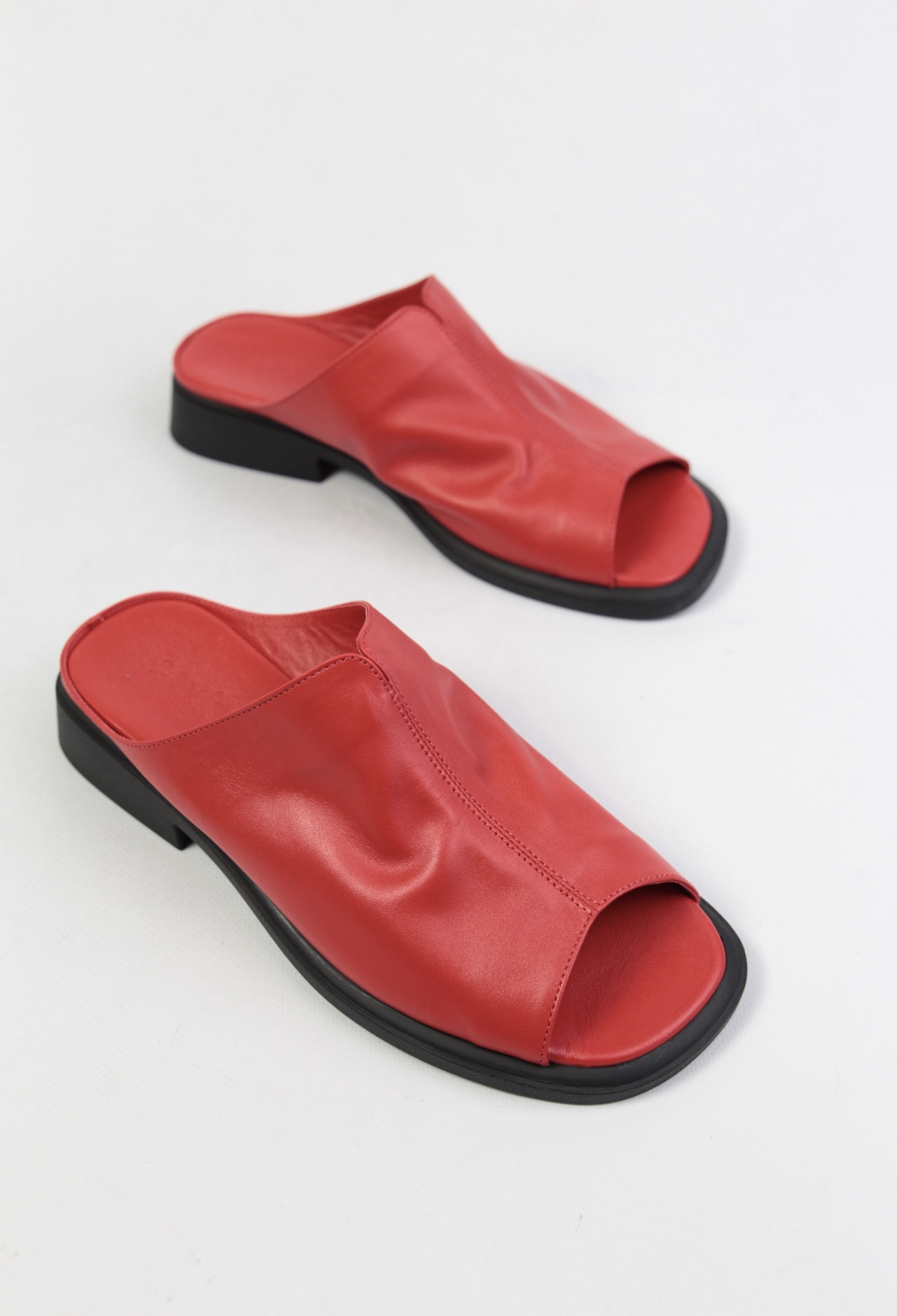 картинка Шлепанцы кожаные Benito от магазина Pratik