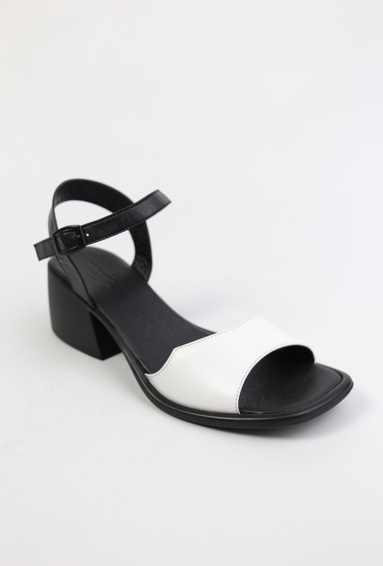 картинка Босоножки кожаные Benito от магазина Pratik