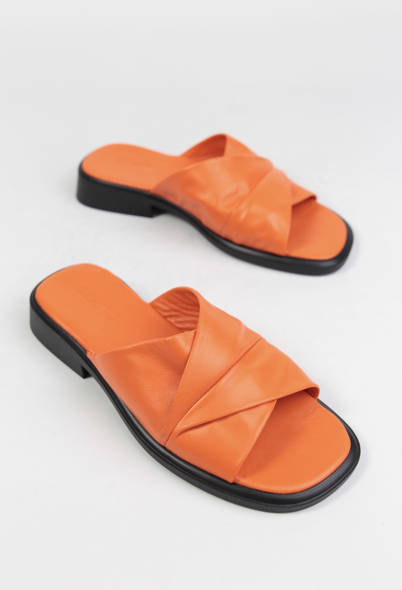 картинка Шлепанцы кожаные Benito от магазина Pratik