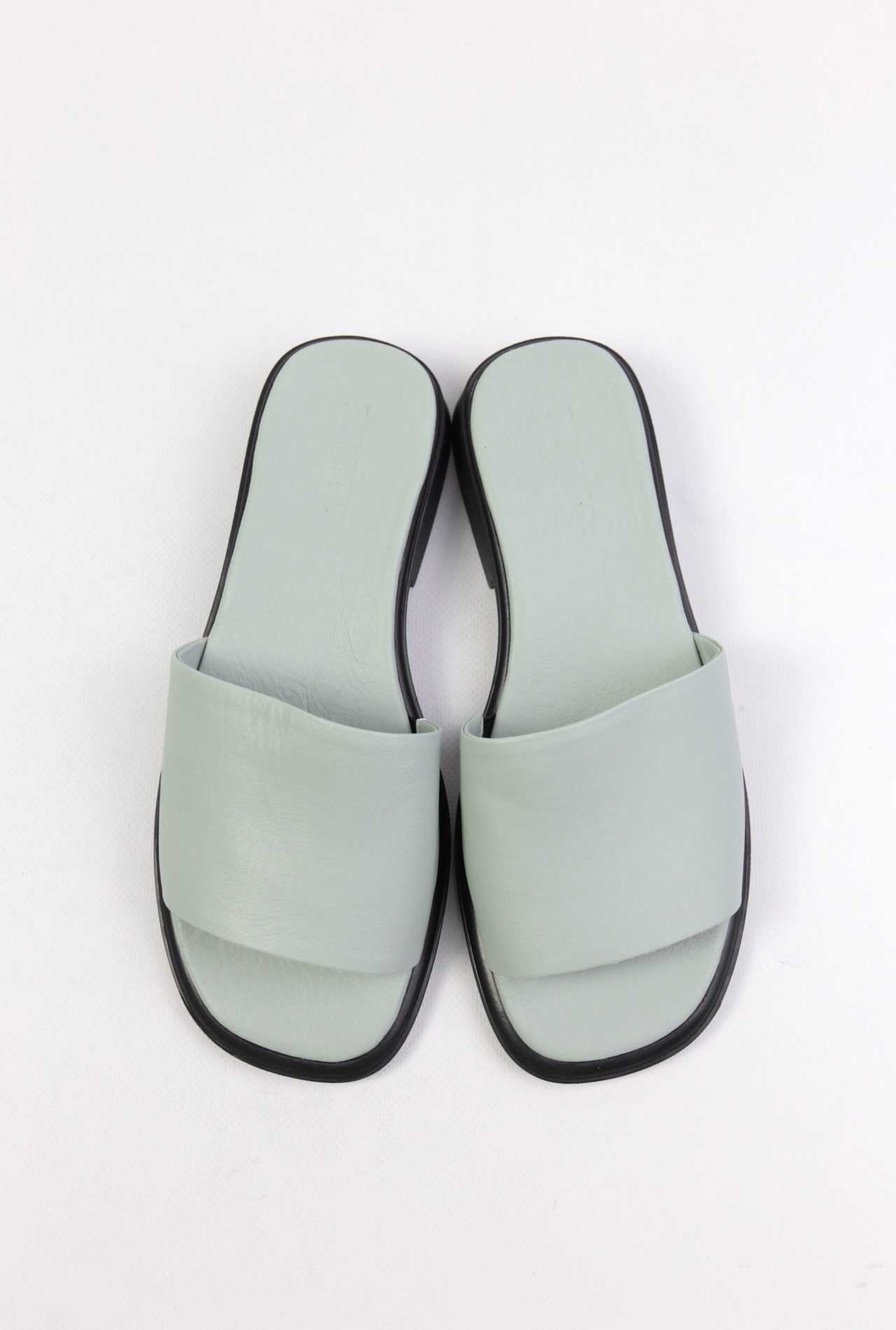 картинка Шлепанцы кожаные Benito от магазина Pratik