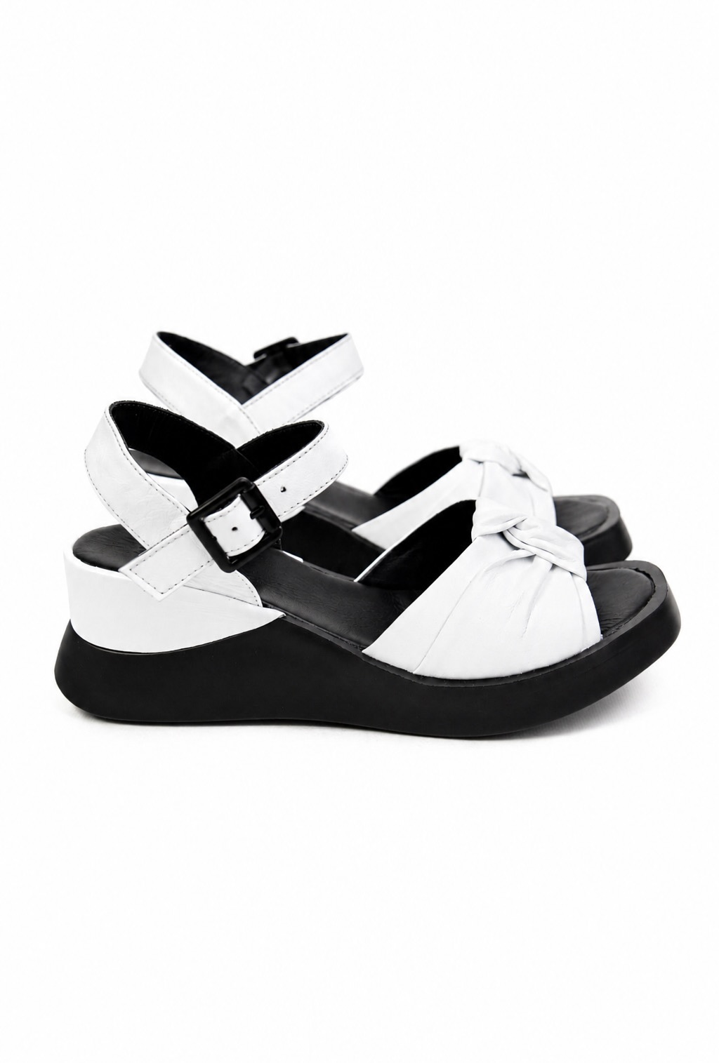 картинка Босоножки кожаные Benito от магазина Pratik