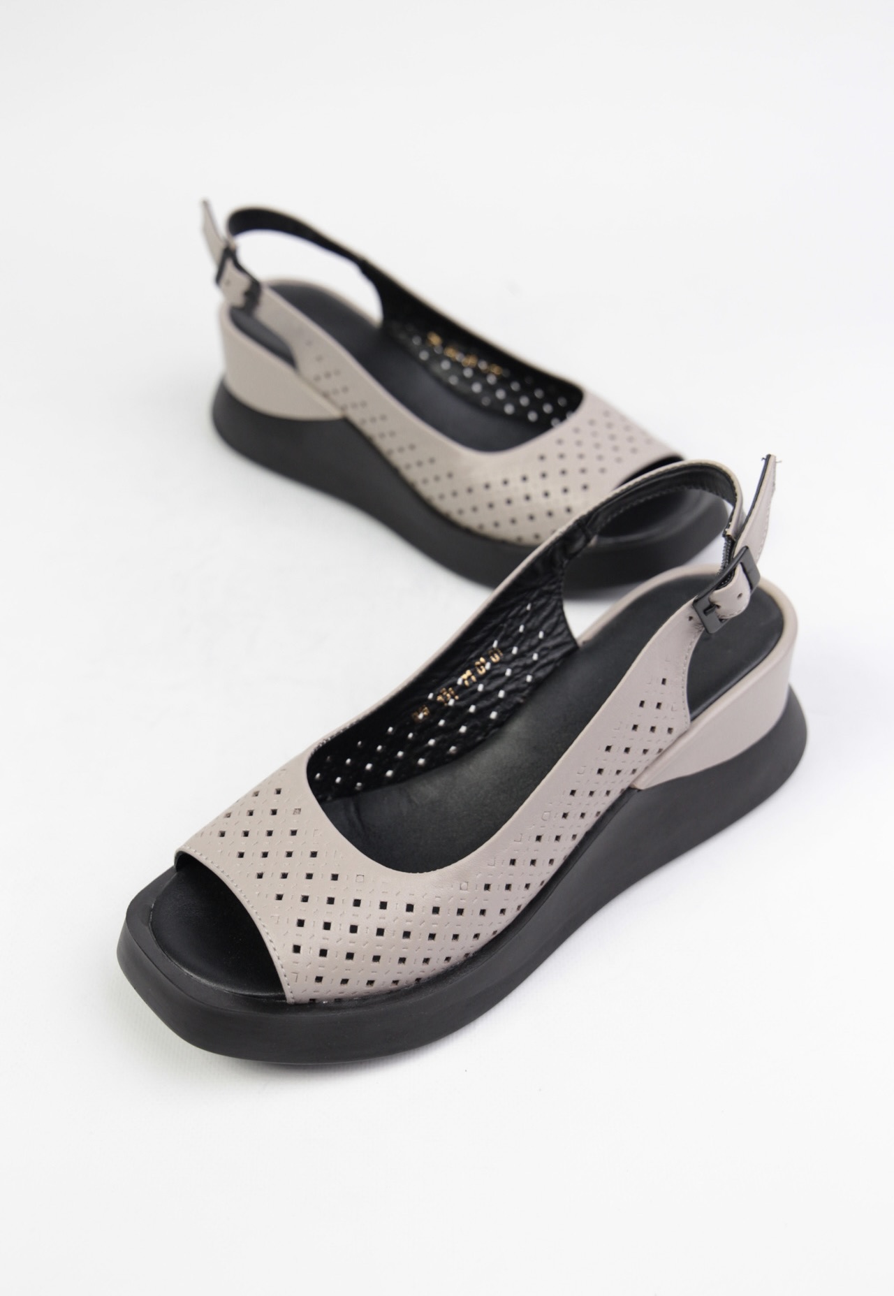 картинка Босоножки кожаные Benito от магазина Pratik