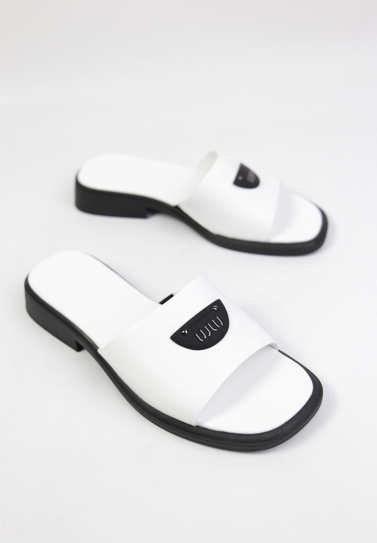 картинка Шлепанцы кожаные Benito от магазина Pratik