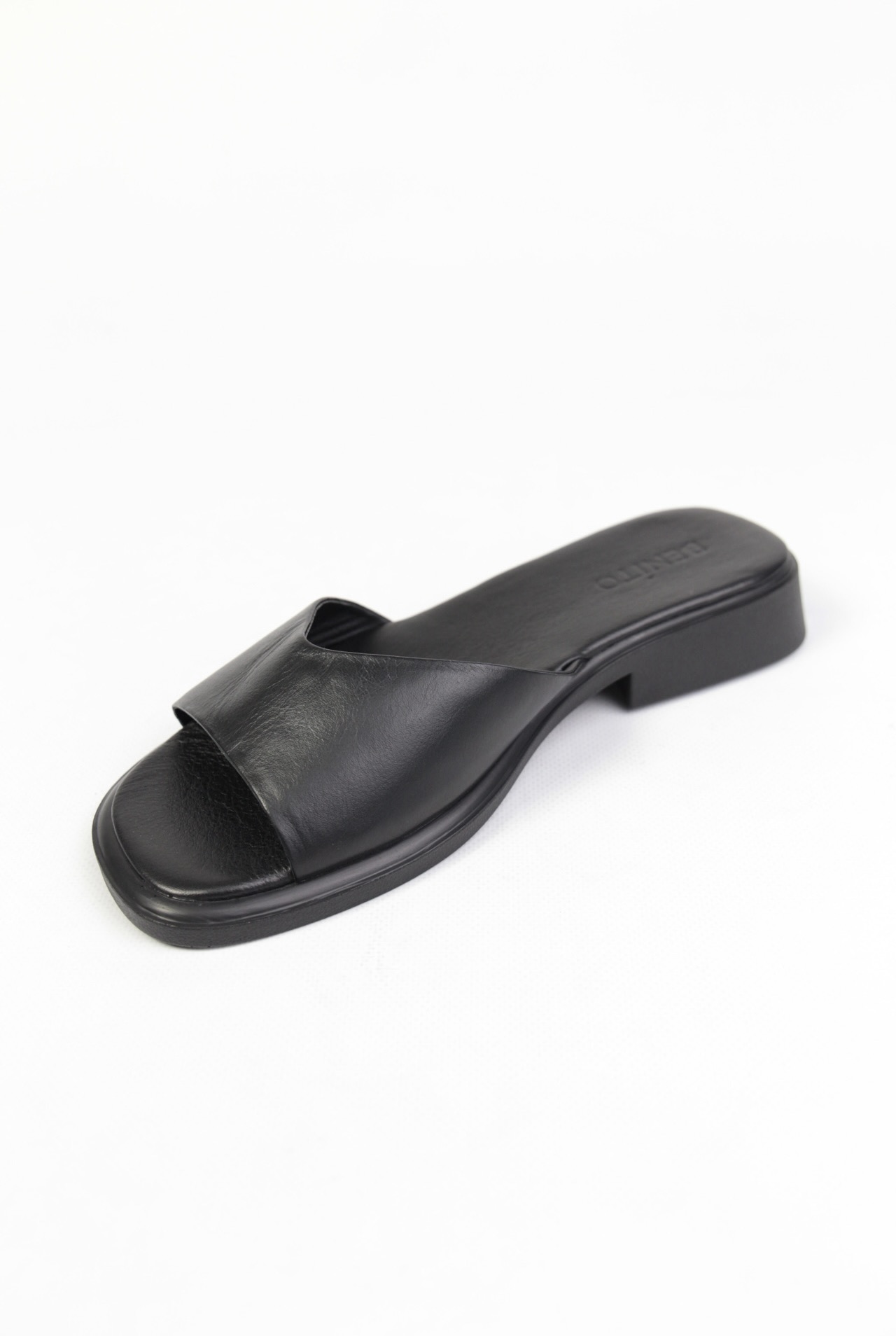 картинка Шлепанцы кожаные Benito от магазина Pratik