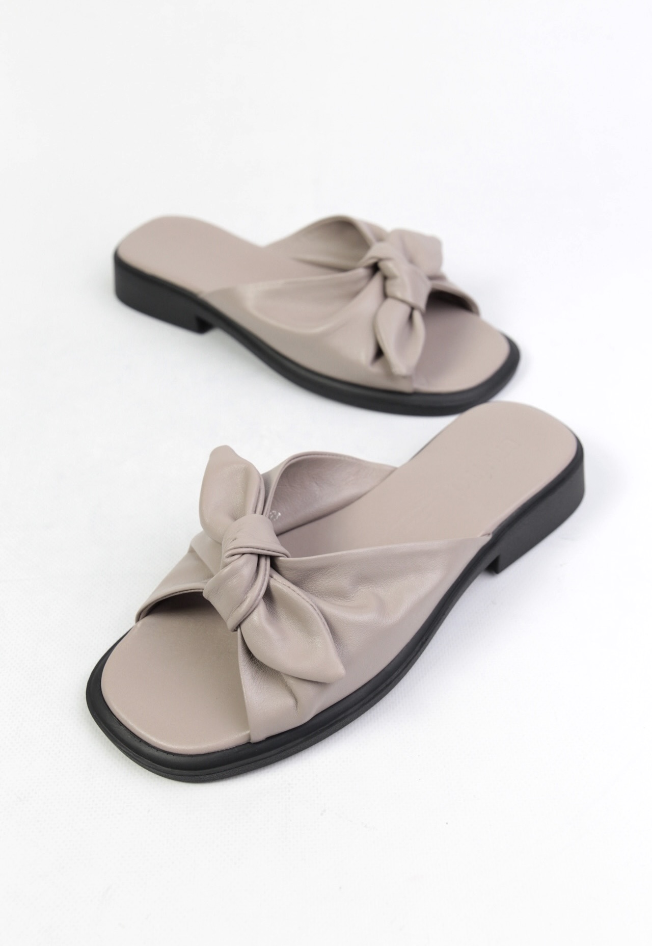 картинка Шлепанцы кожаные Benito от магазина Pratik