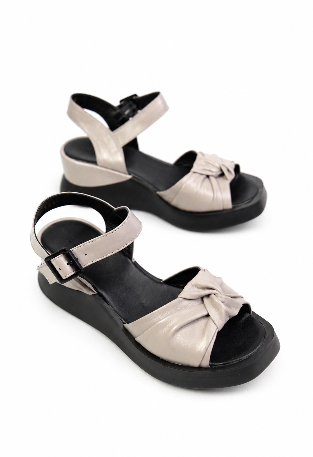 картинка Босоножки кожаные Benito от магазина Pratik