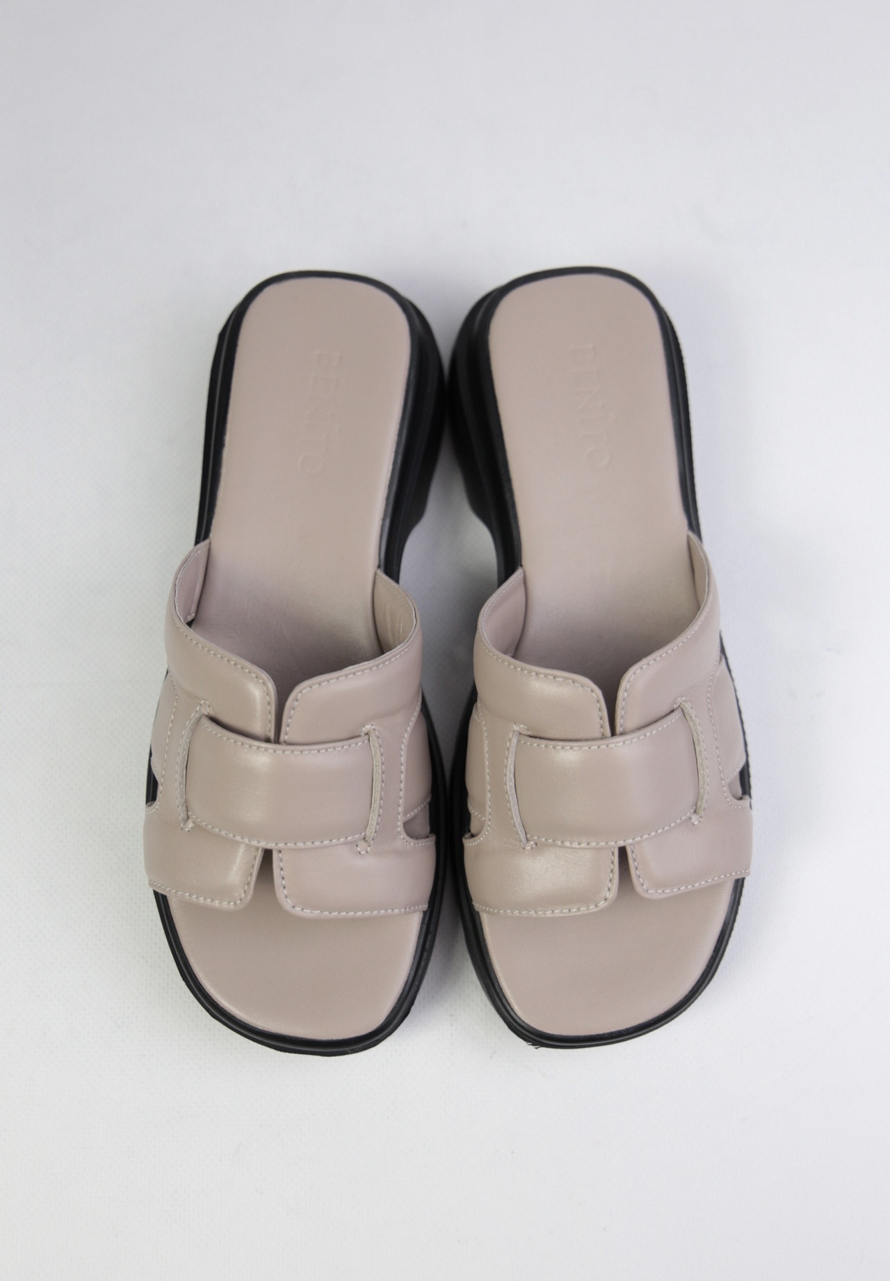 картинка Шлепанцы кожаные Benito от магазина Pratik