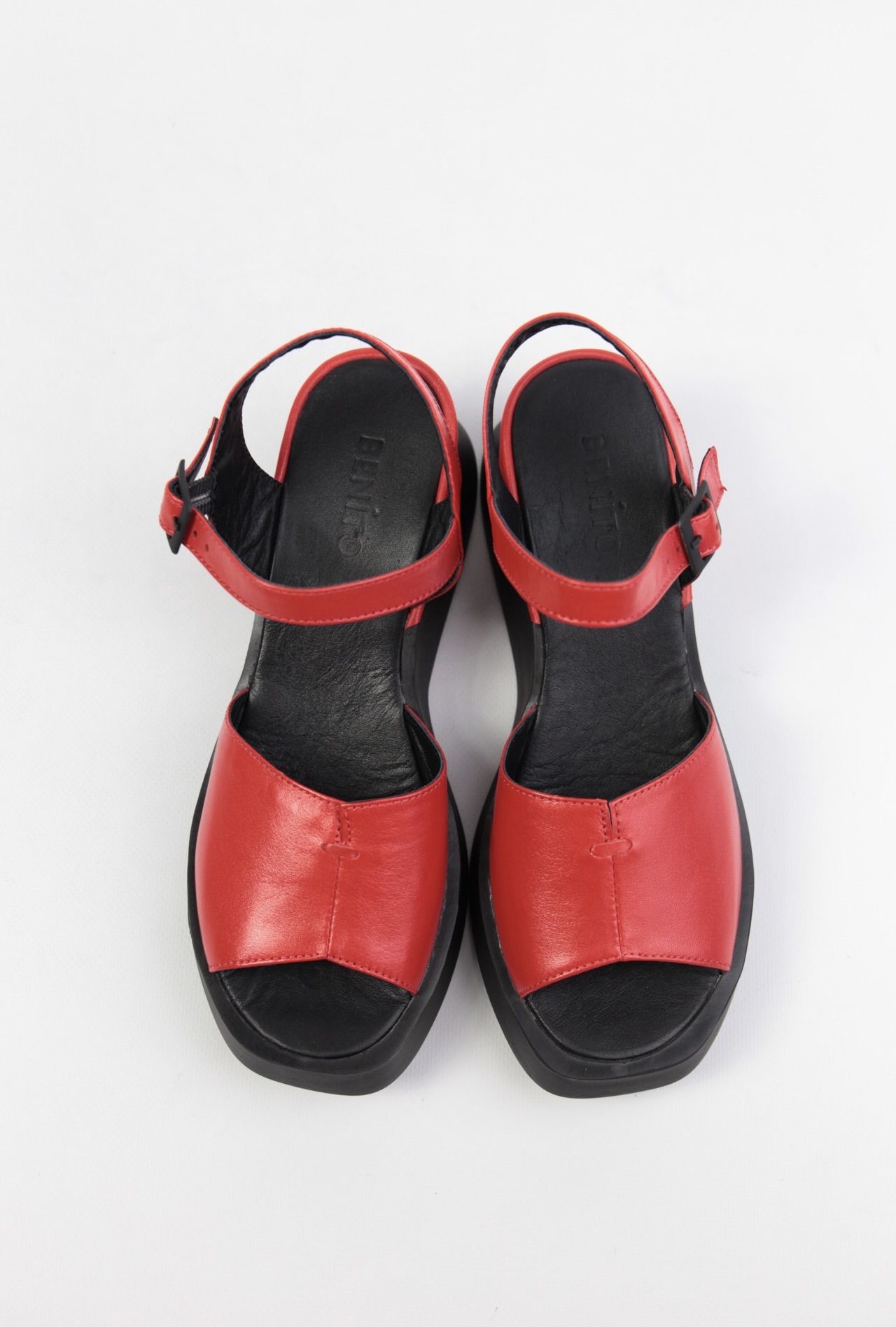 картинка Босоножки кожаные Benito от магазина Pratik