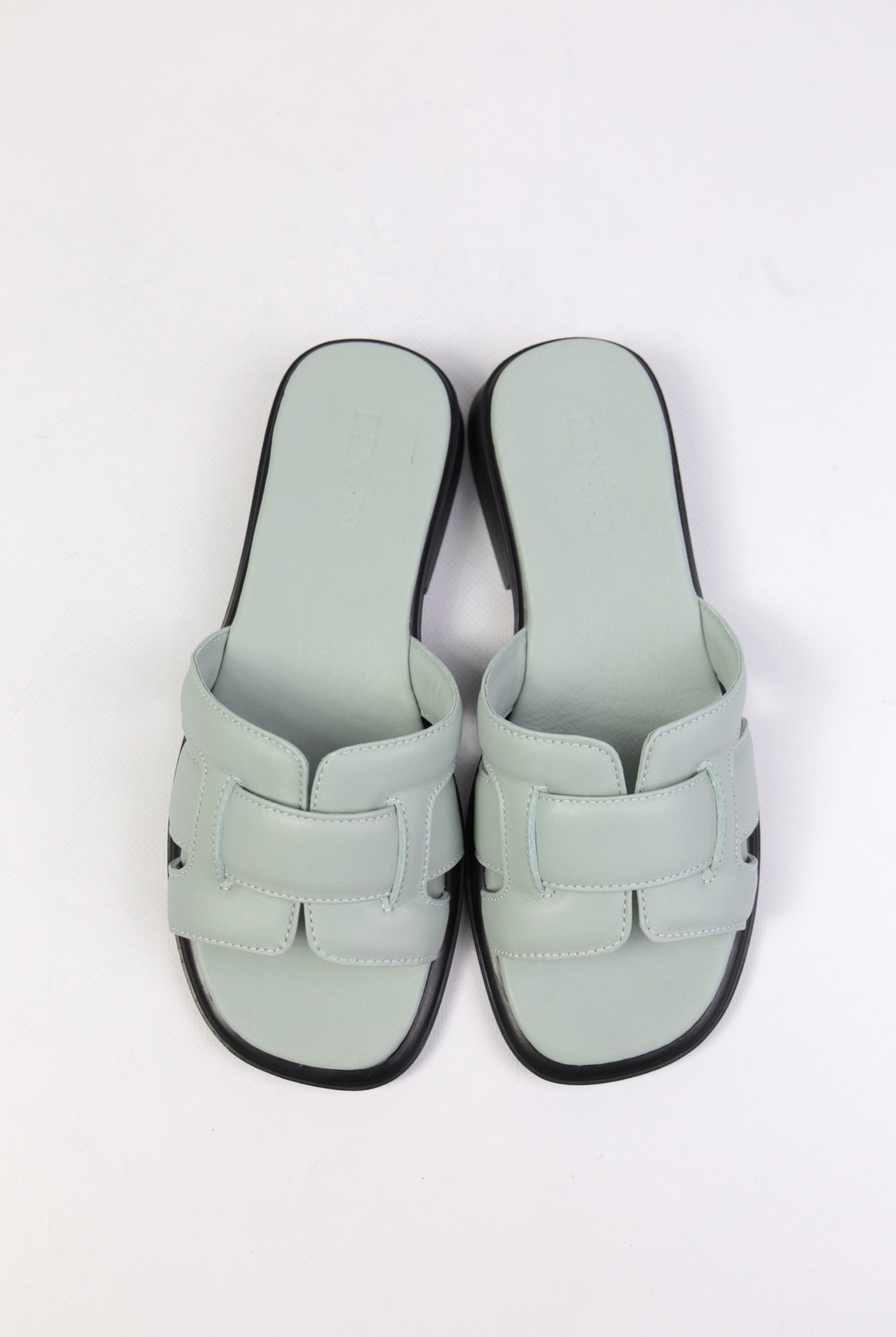 картинка Шлепанцы кожаные Benito от магазина Pratik