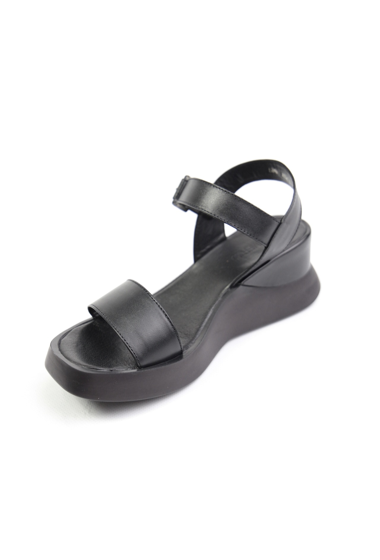 картинка Босоножки кожаные Benito от магазина Pratik