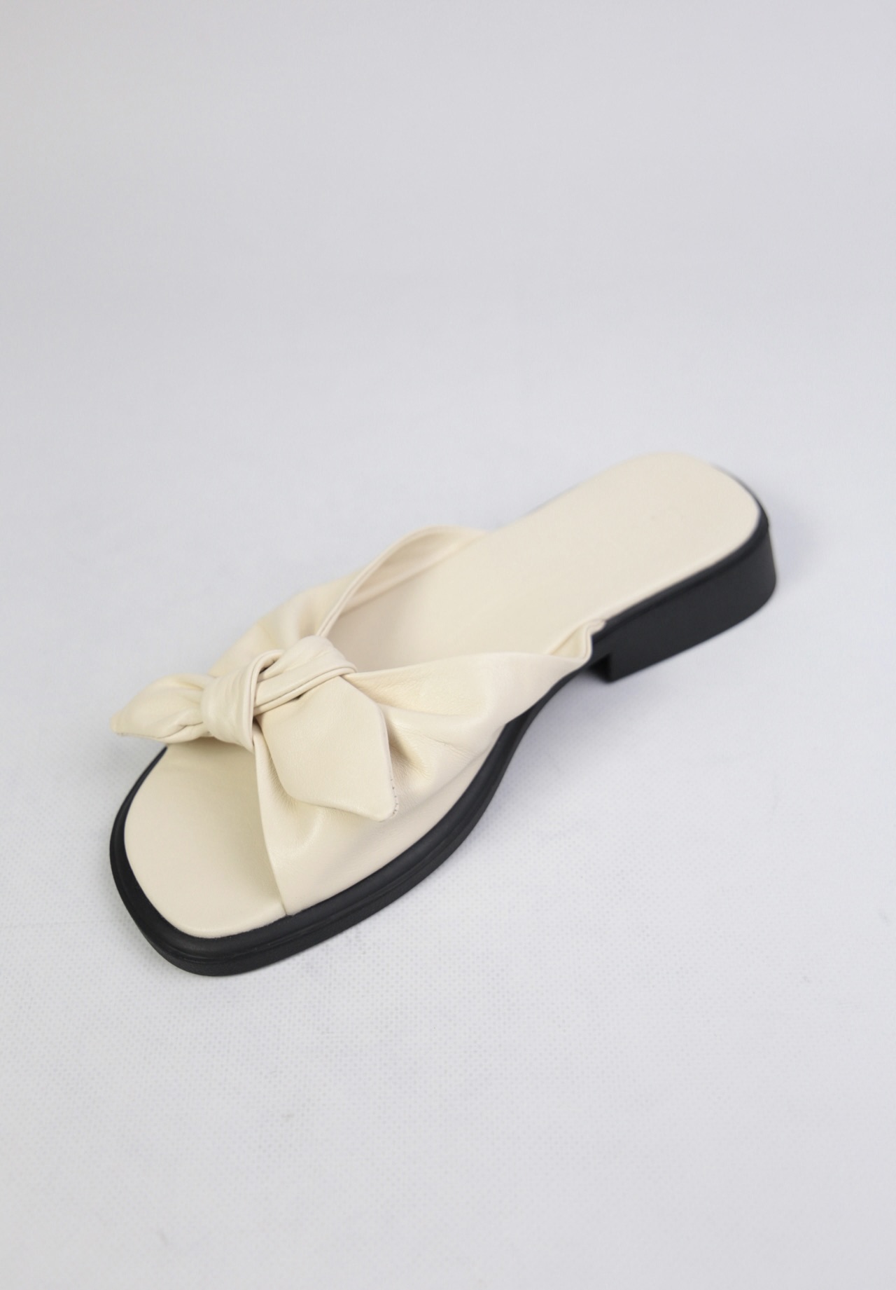 картинка Шлепанцы кожаные Benito от магазина Pratik