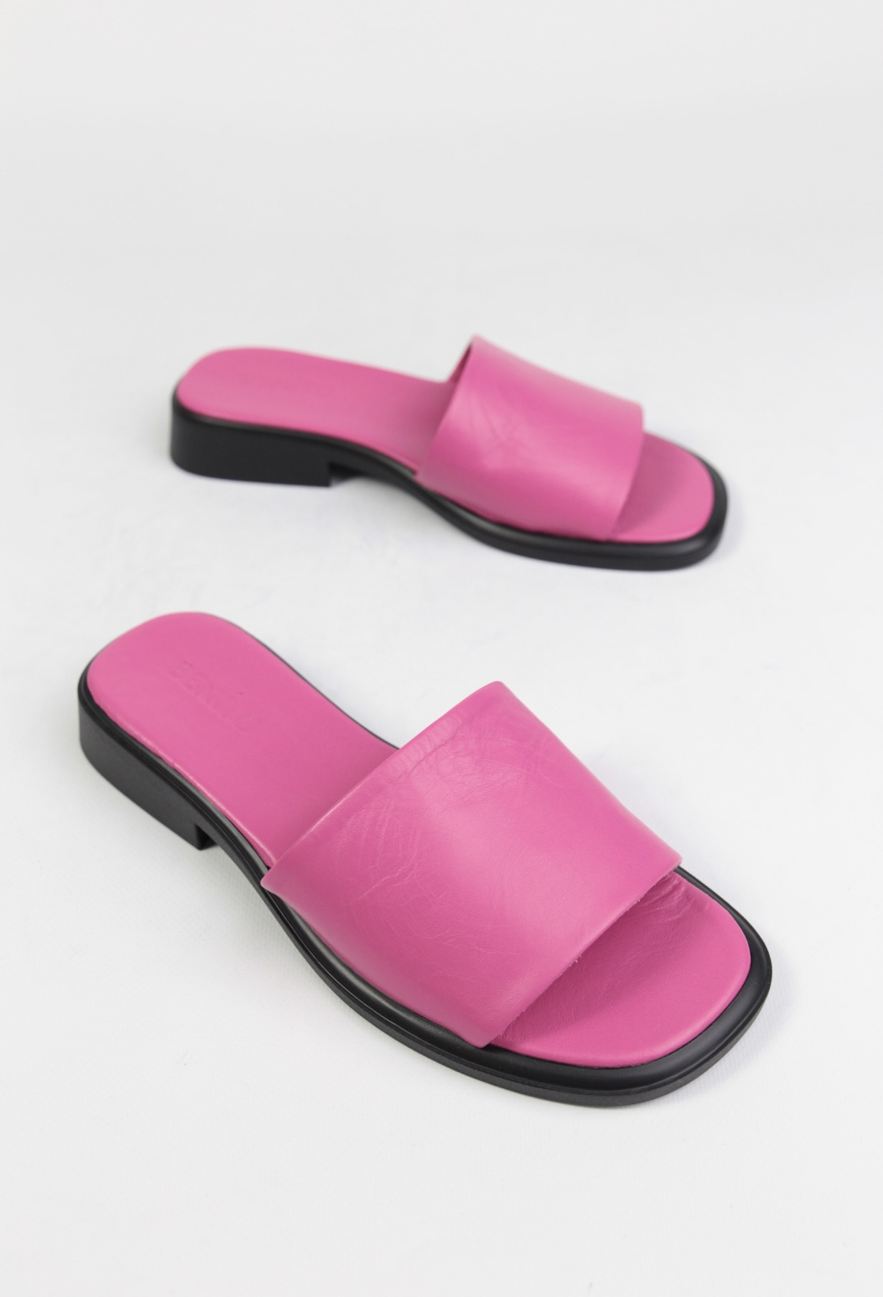 картинка Шлепанцы кожаные Benito от магазина Pratik