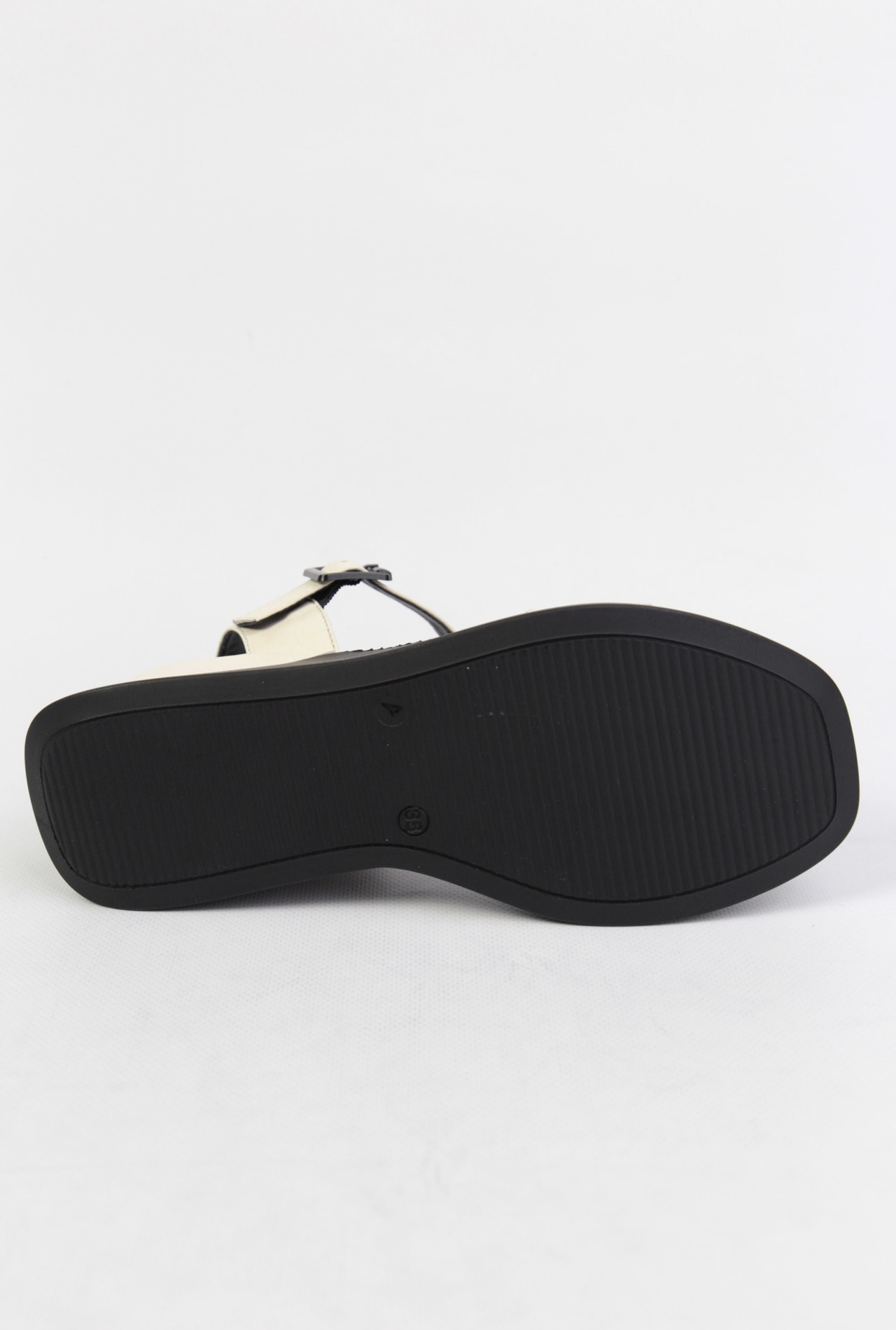 картинка Босоножки кожаные Benito от магазина Pratik