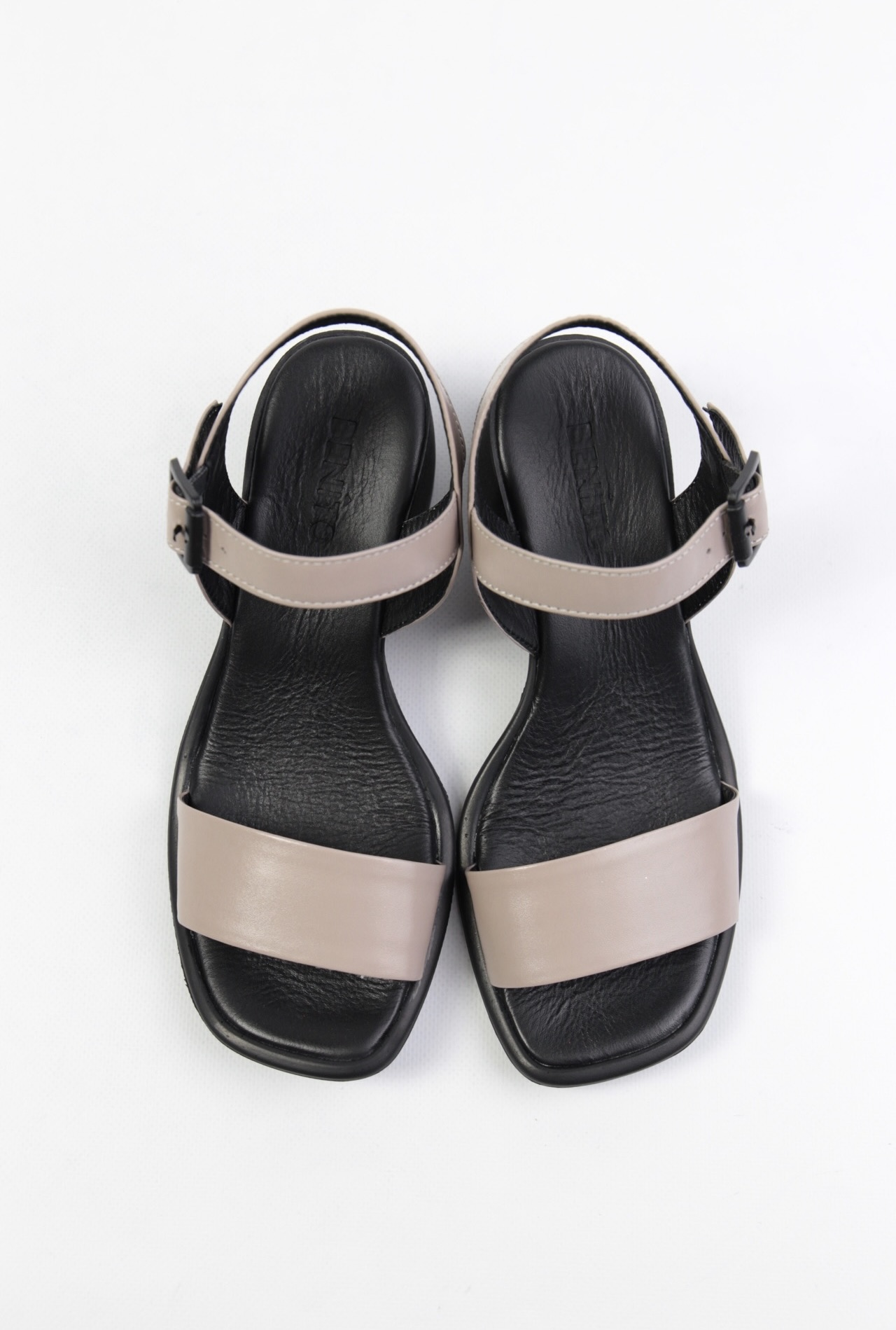 картинка Босоножки кожаные Benito от магазина Pratik