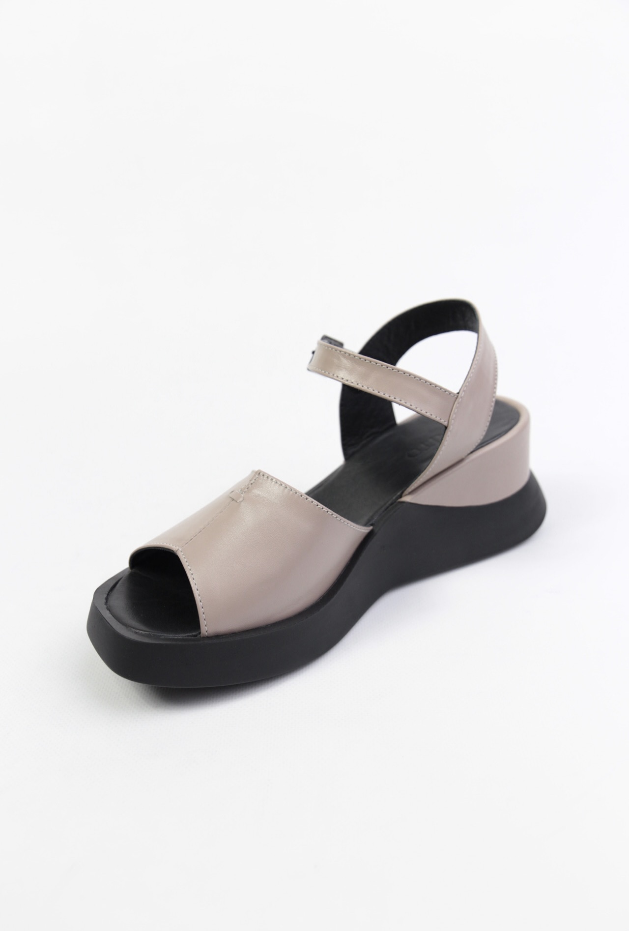 картинка Босоножки кожаные Benito от магазина Pratik