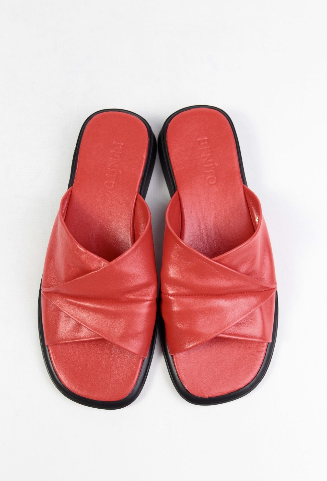 картинка Шлепанцы кожаные Benito от магазина Pratik