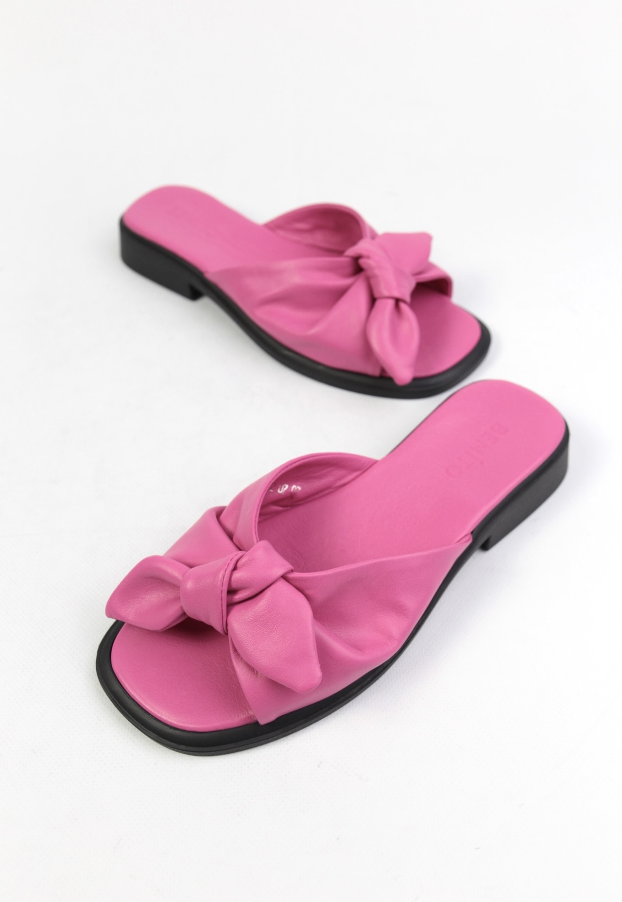 картинка Шлепанцы кожаные Benito от магазина Pratik