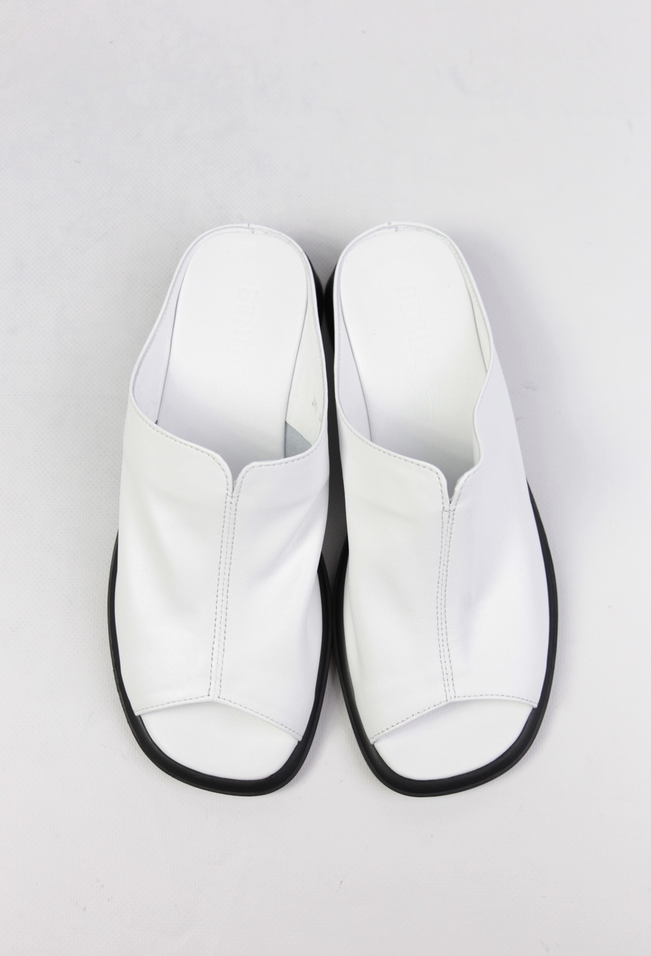 картинка Шлепанцы кожаные Benito от магазина Pratik