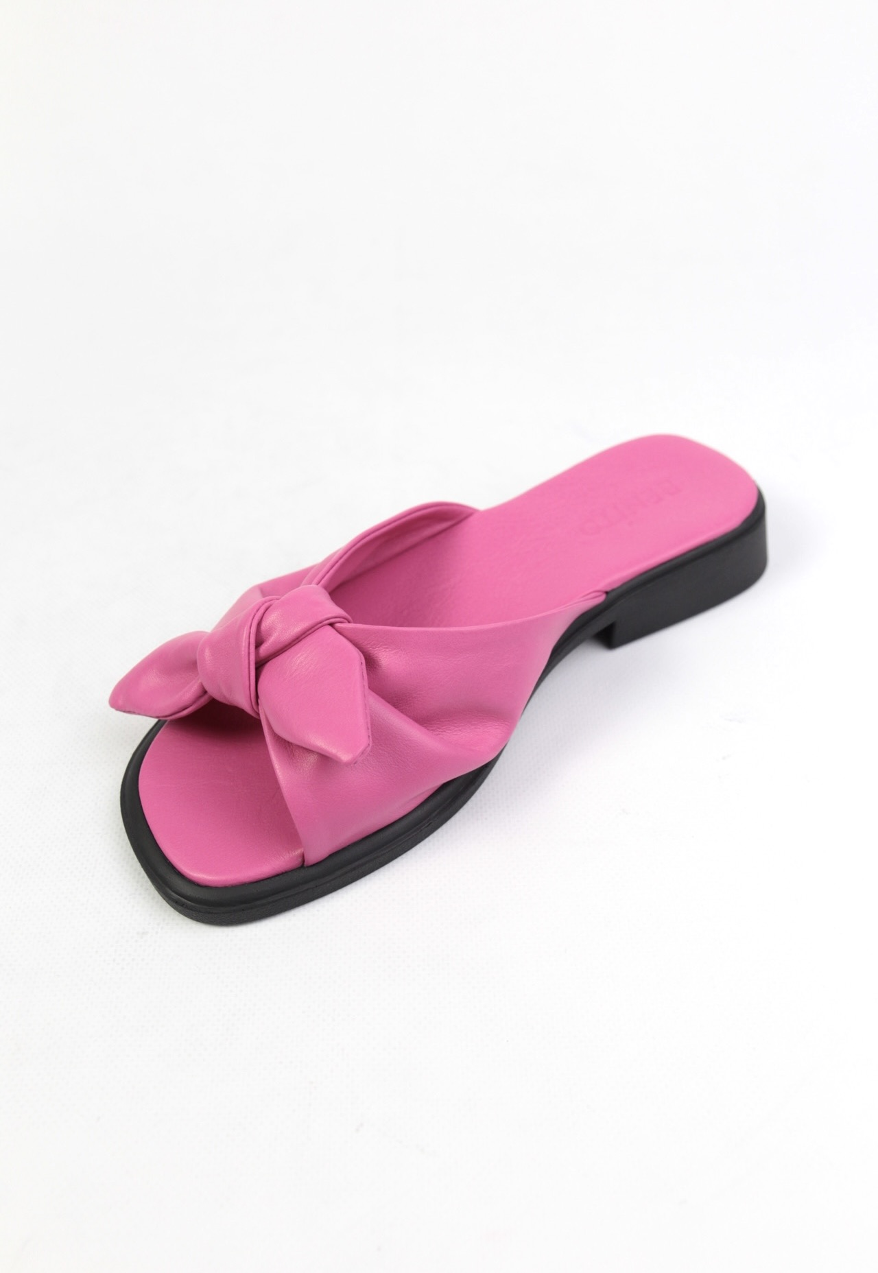 картинка Шлепанцы кожаные Benito от магазина Pratik