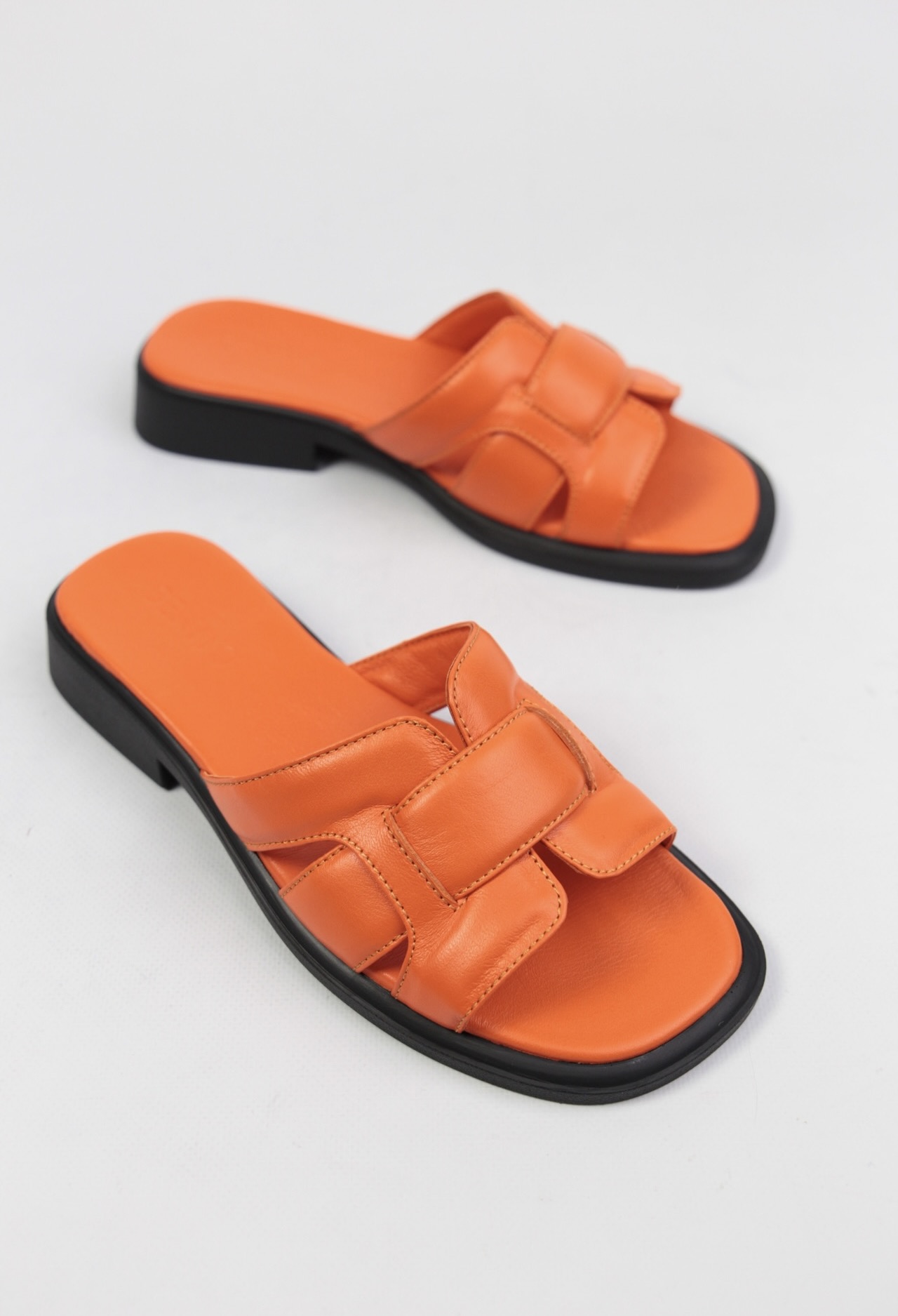 картинка Шлепанцы кожаные Benito от магазина Pratik