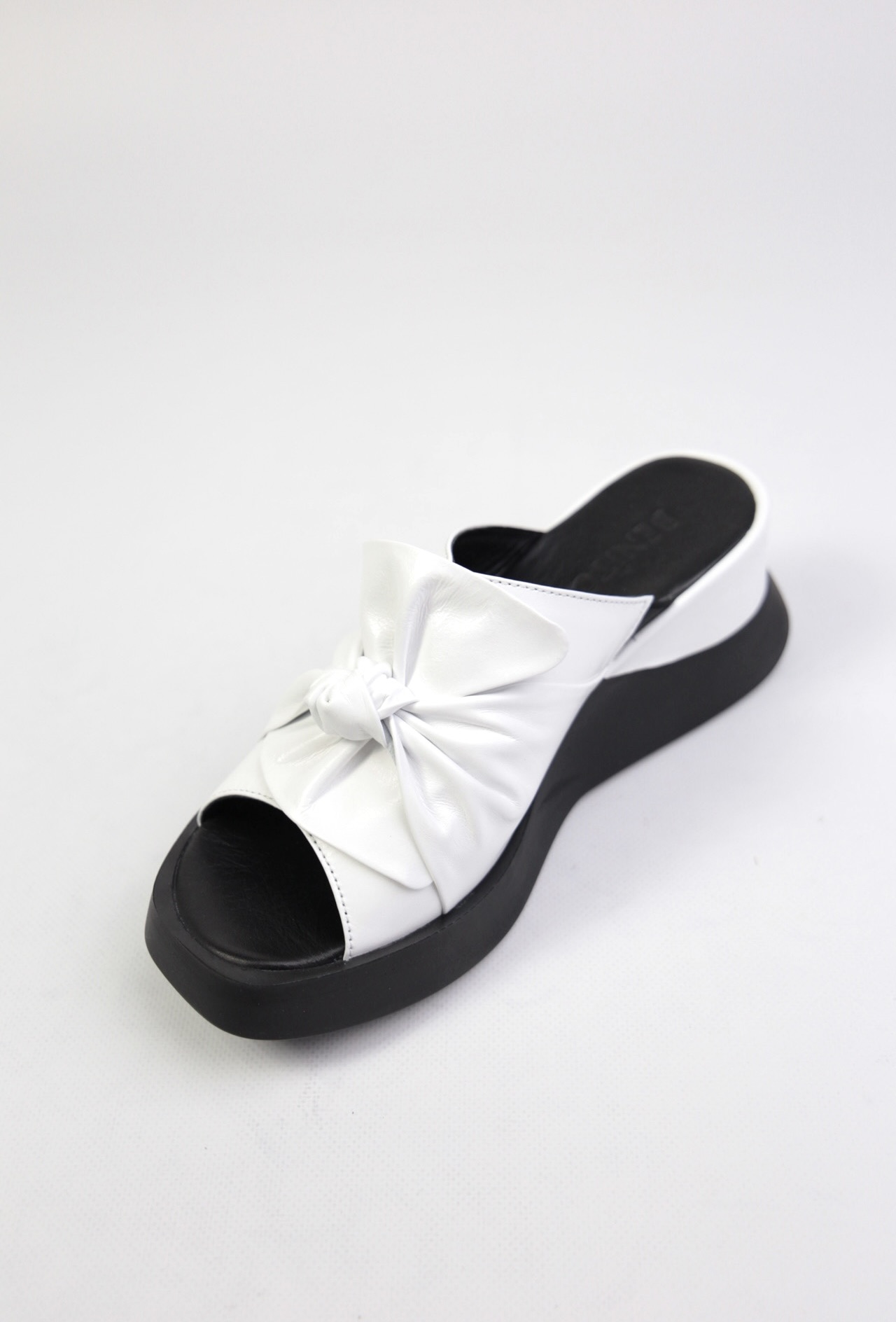 картинка Шлепанцы кожаные Benito от магазина Pratik