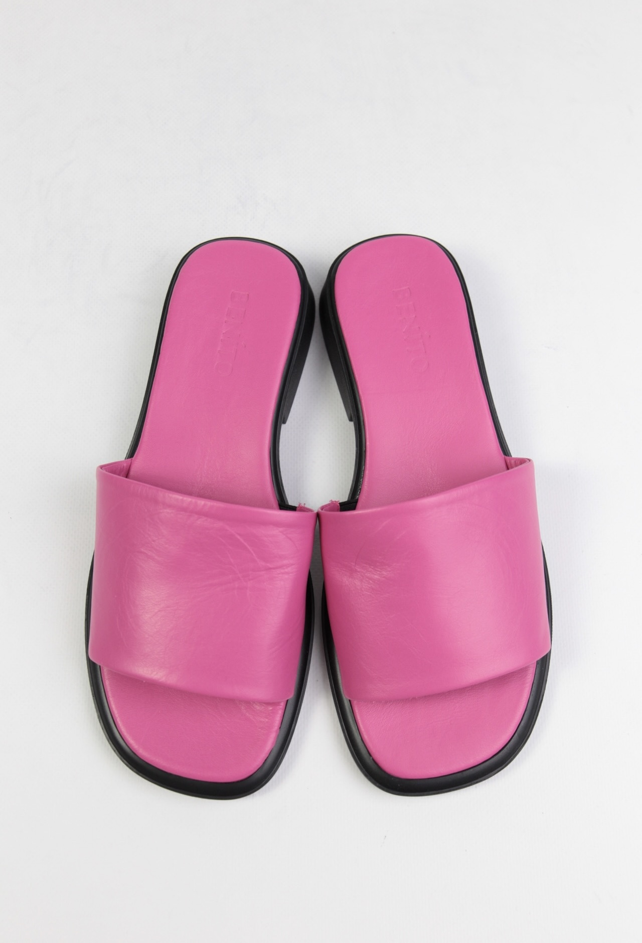 картинка Шлепанцы кожаные Benito от магазина Pratik