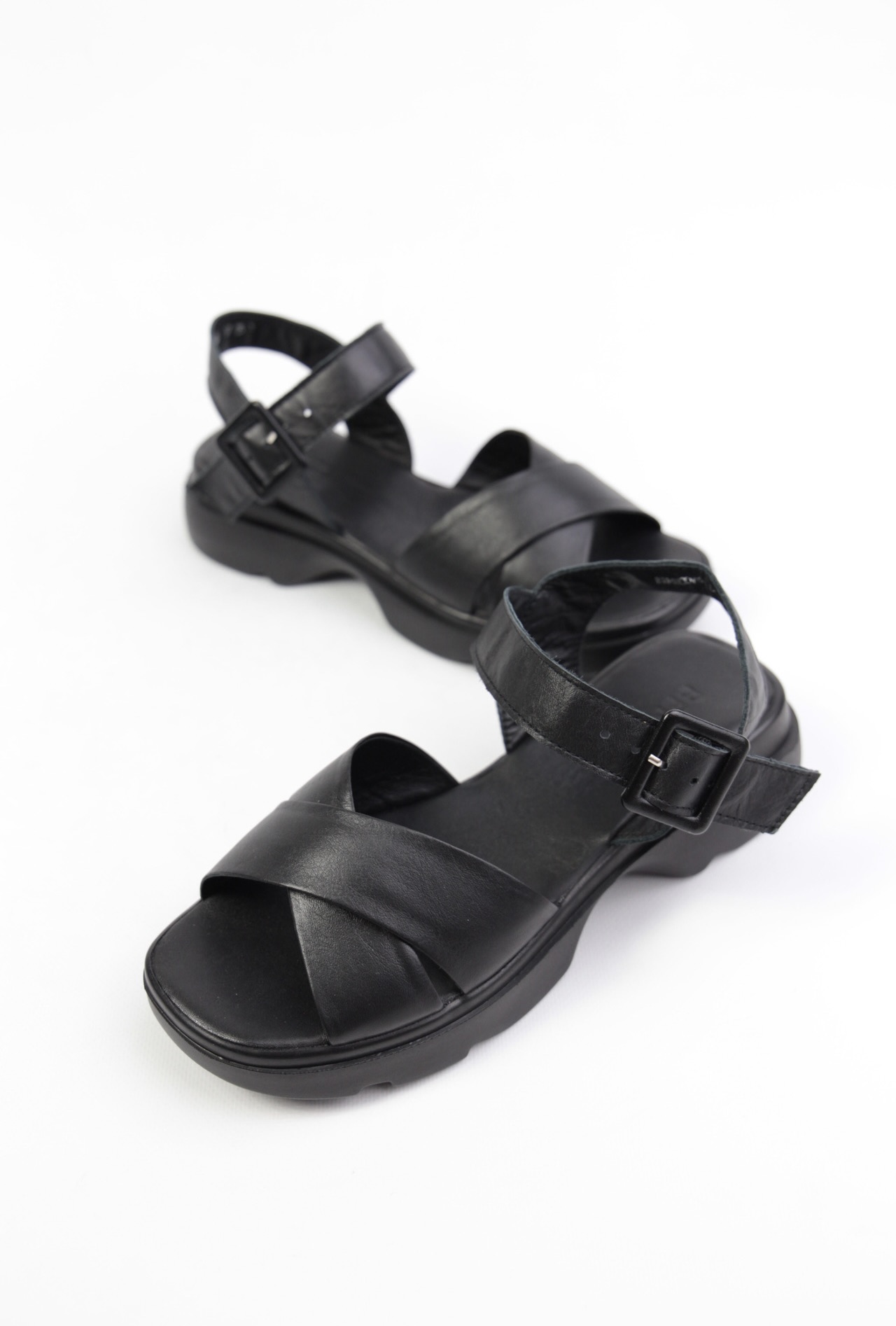 картинка Босоножки кожаные Benito от магазина Pratik