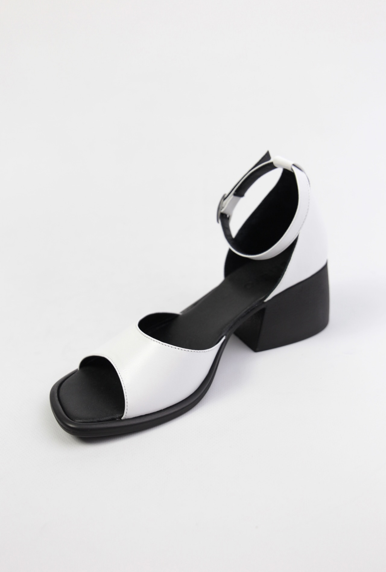 картинка Босоножки кожаные Benito от магазина Pratik