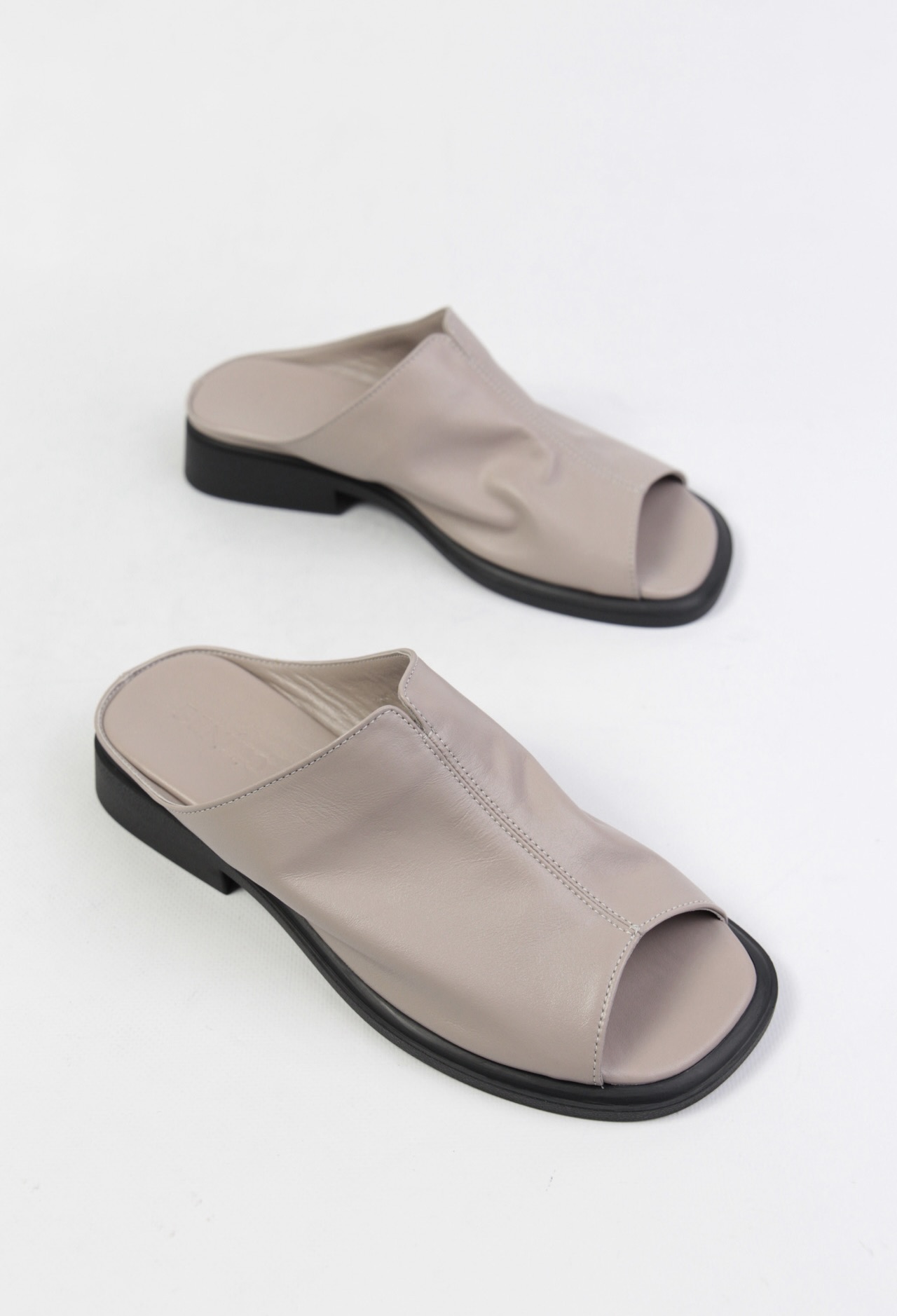 картинка Шлепанцы кожаные Benito от магазина Pratik