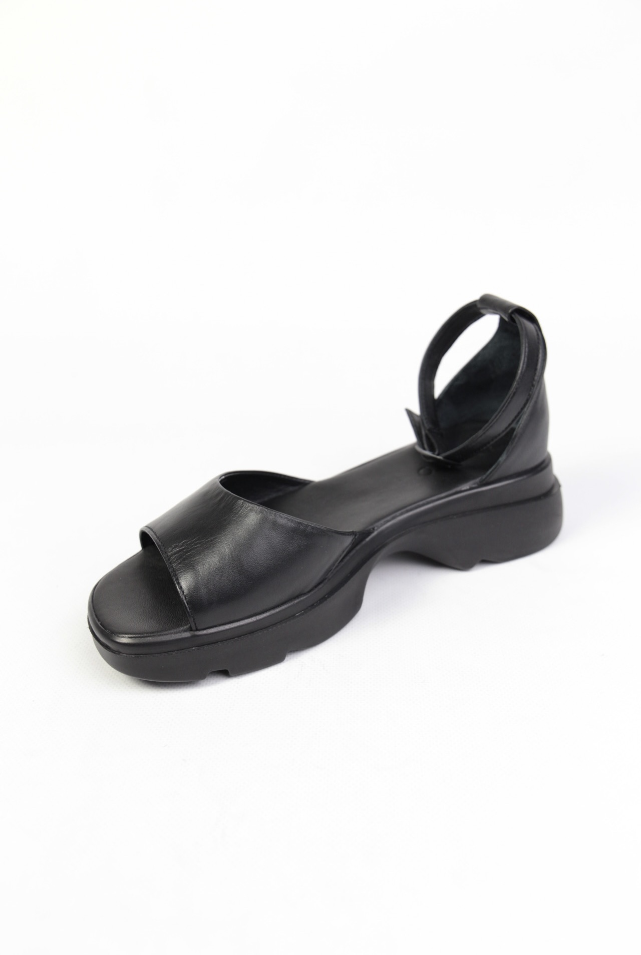 картинка Босоножки кожаные Benito от магазина Pratik