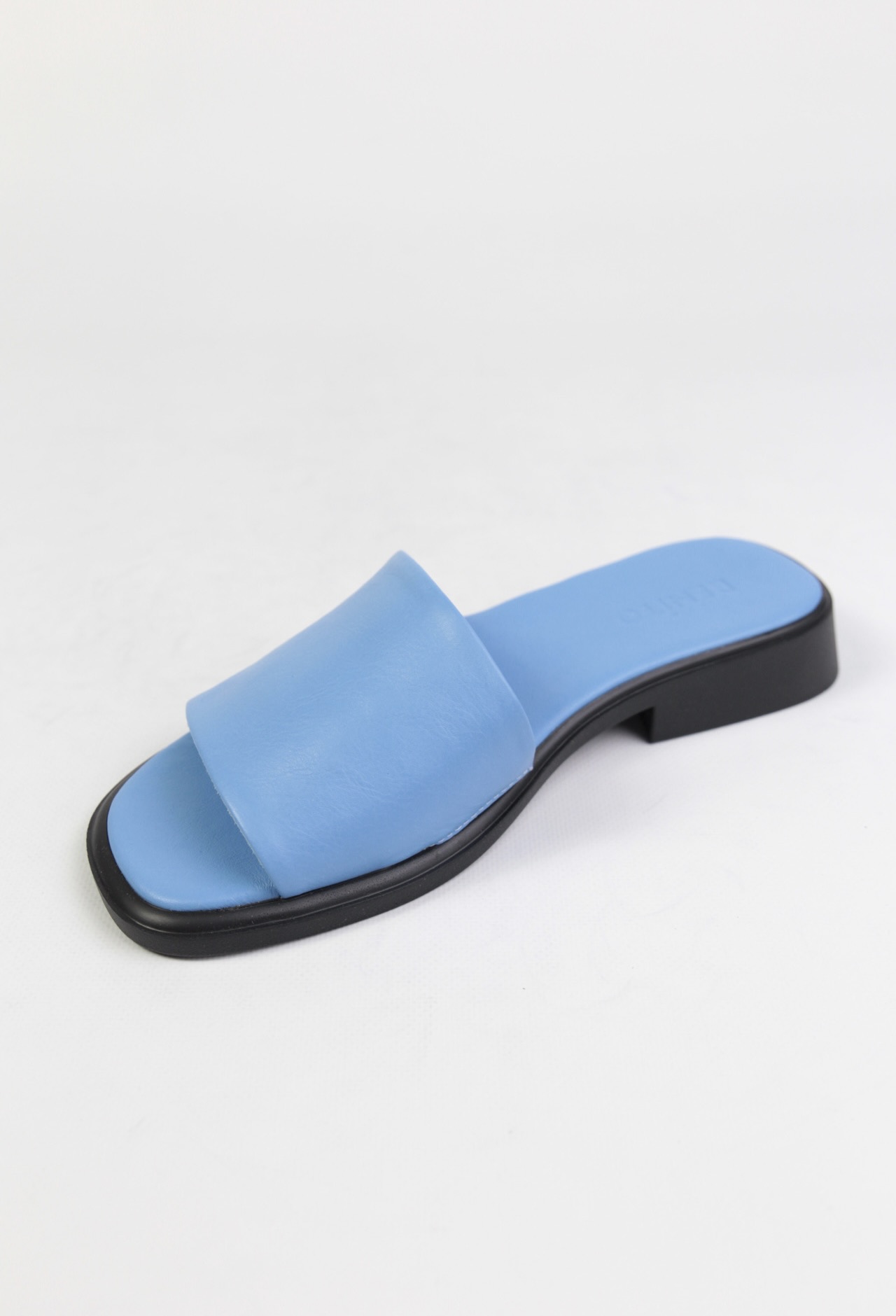 картинка Шлепанцы кожаные Benito от магазина Pratik