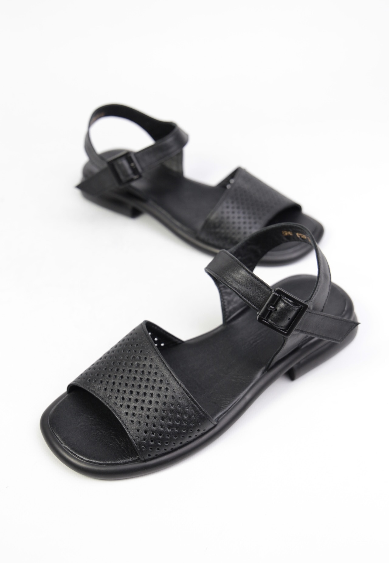 картинка Сандалии кожаные Benito от магазина Pratik