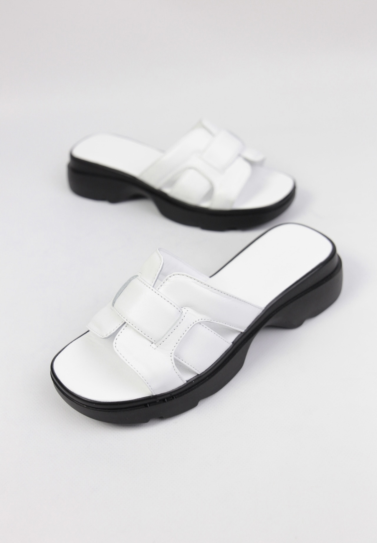 картинка Шлепанцы кожаные Benito от магазина Pratik