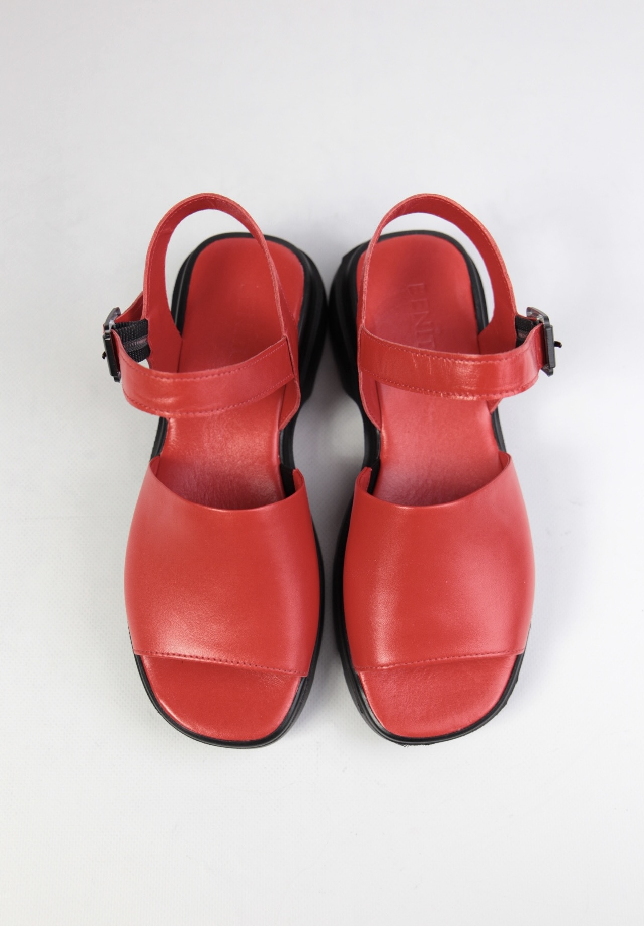 картинка Босоножки кожаные Benito от магазина Pratik