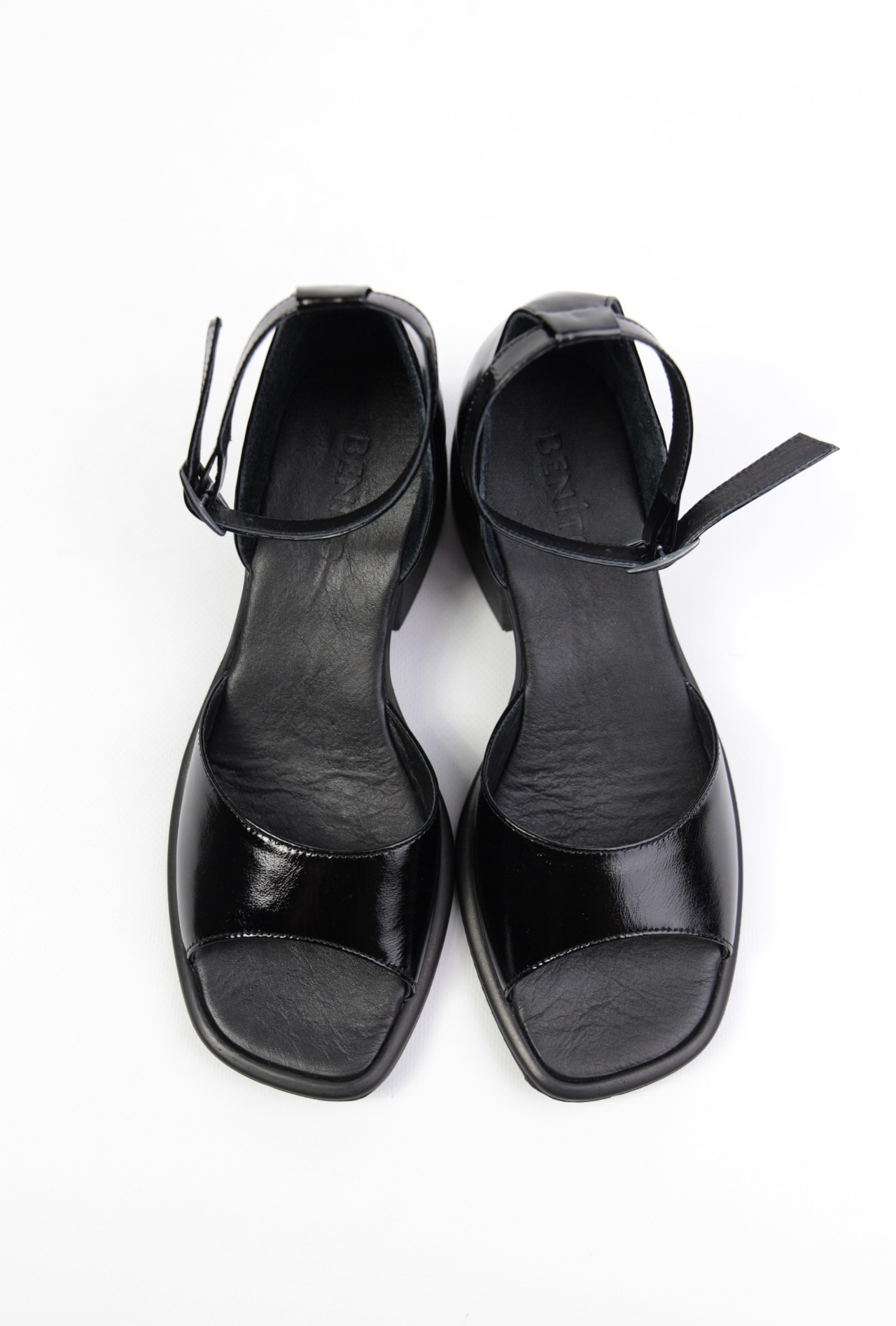 картинка Босоножки кожаные Benito от магазина Pratik