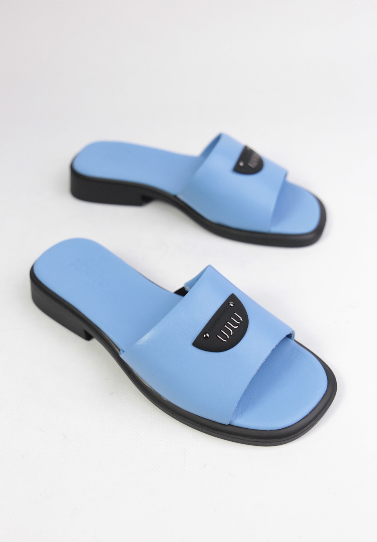 картинка Шлепанцы кожаные Benito от магазина Pratik