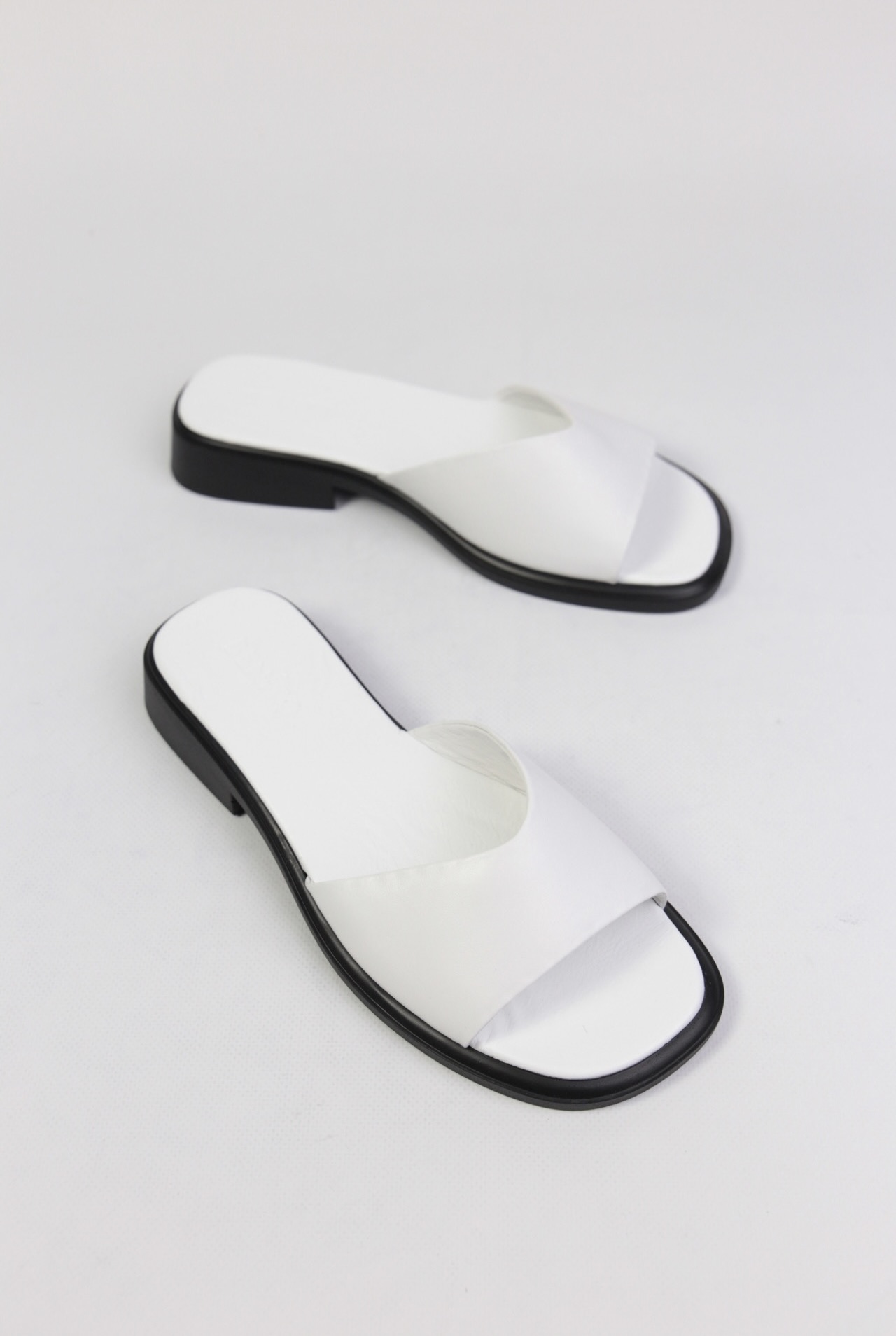 картинка Шлепанцы кожаные Benito от магазина Pratik