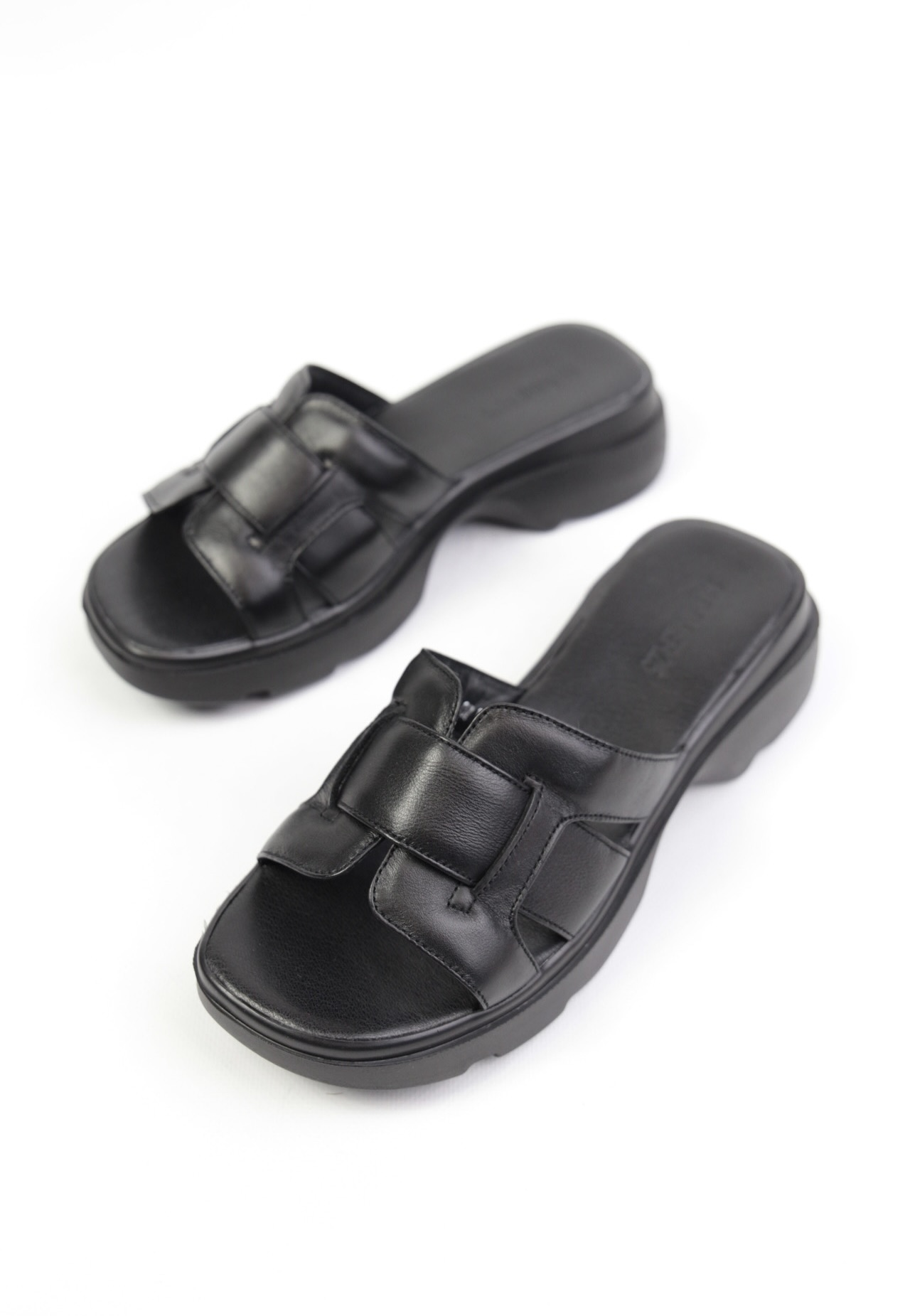 картинка Шлепанцы кожаные Benito от магазина Pratik