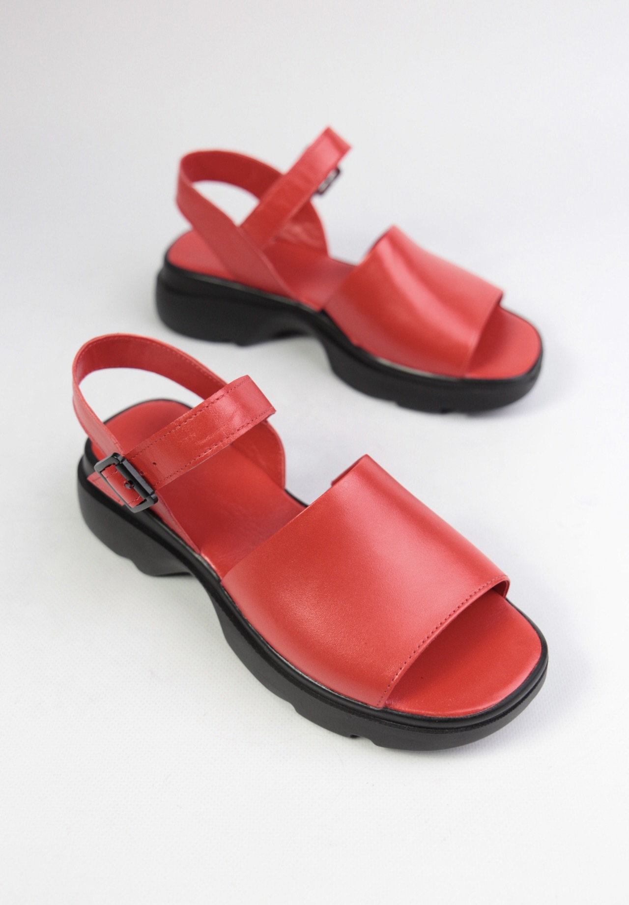 картинка Босоножки кожаные Benito от магазина Pratik